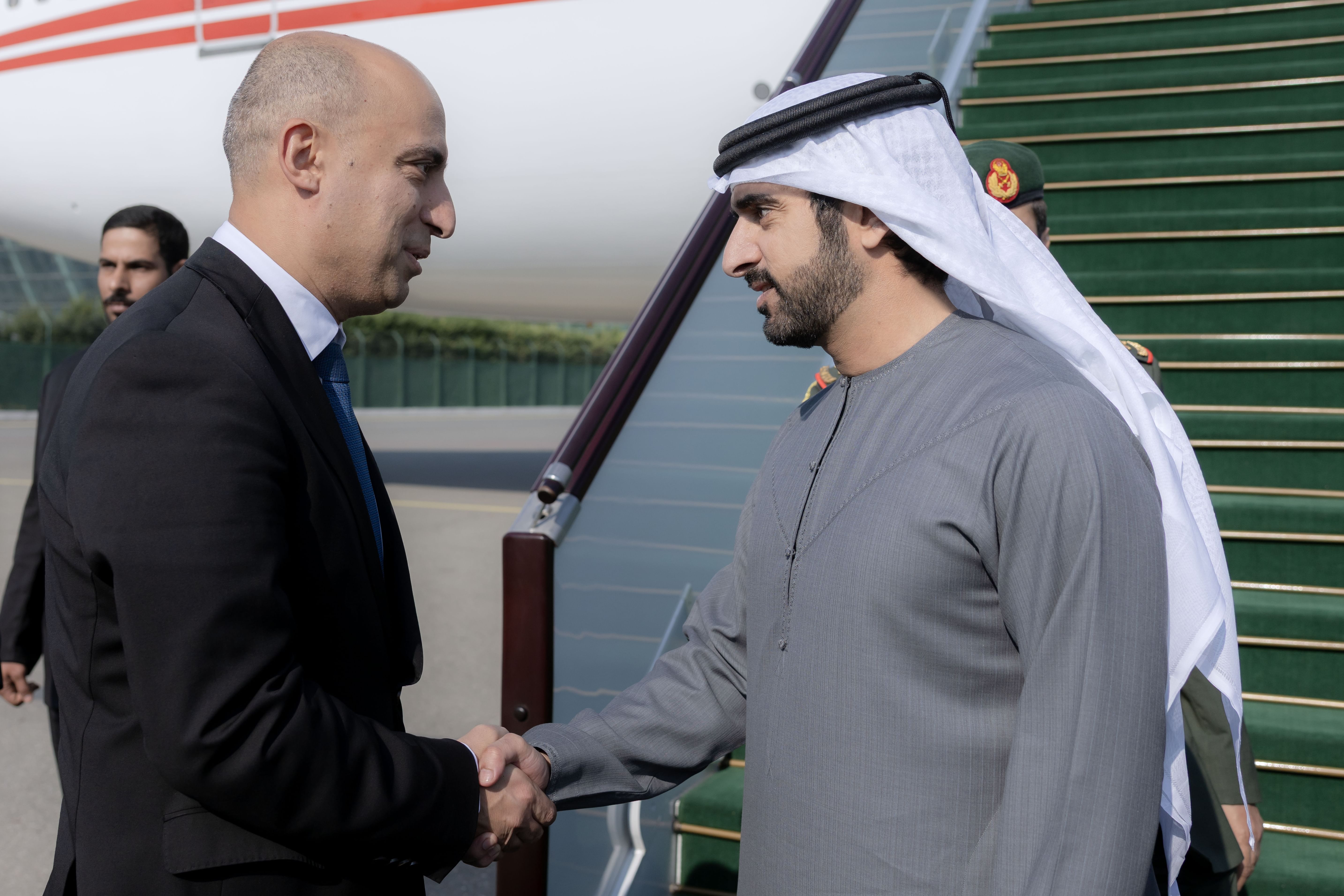 نيابة عن رئيس الدولة  ..  حمدان بن محمد يصل باكو على رأس وفد رسمي رفيع للمشاركة في احتفالات أذربيجان بيوم النصر