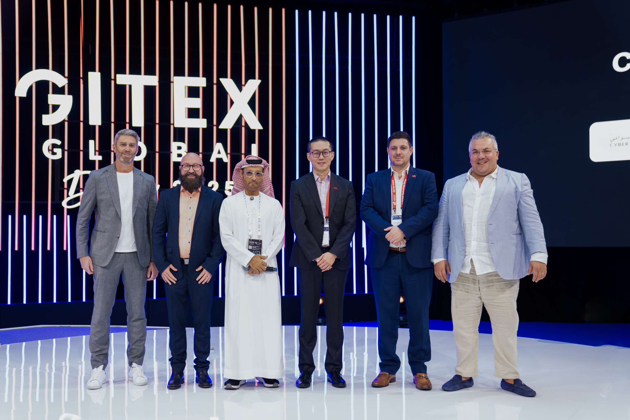 أمازون ويب سيرفيسز  تتعاون مع مجلس الأمن السيبراني في دولة الإمارات وشركة كراود سترايك وe& لتسريع الابتكار في مجال الأمن السيبراني