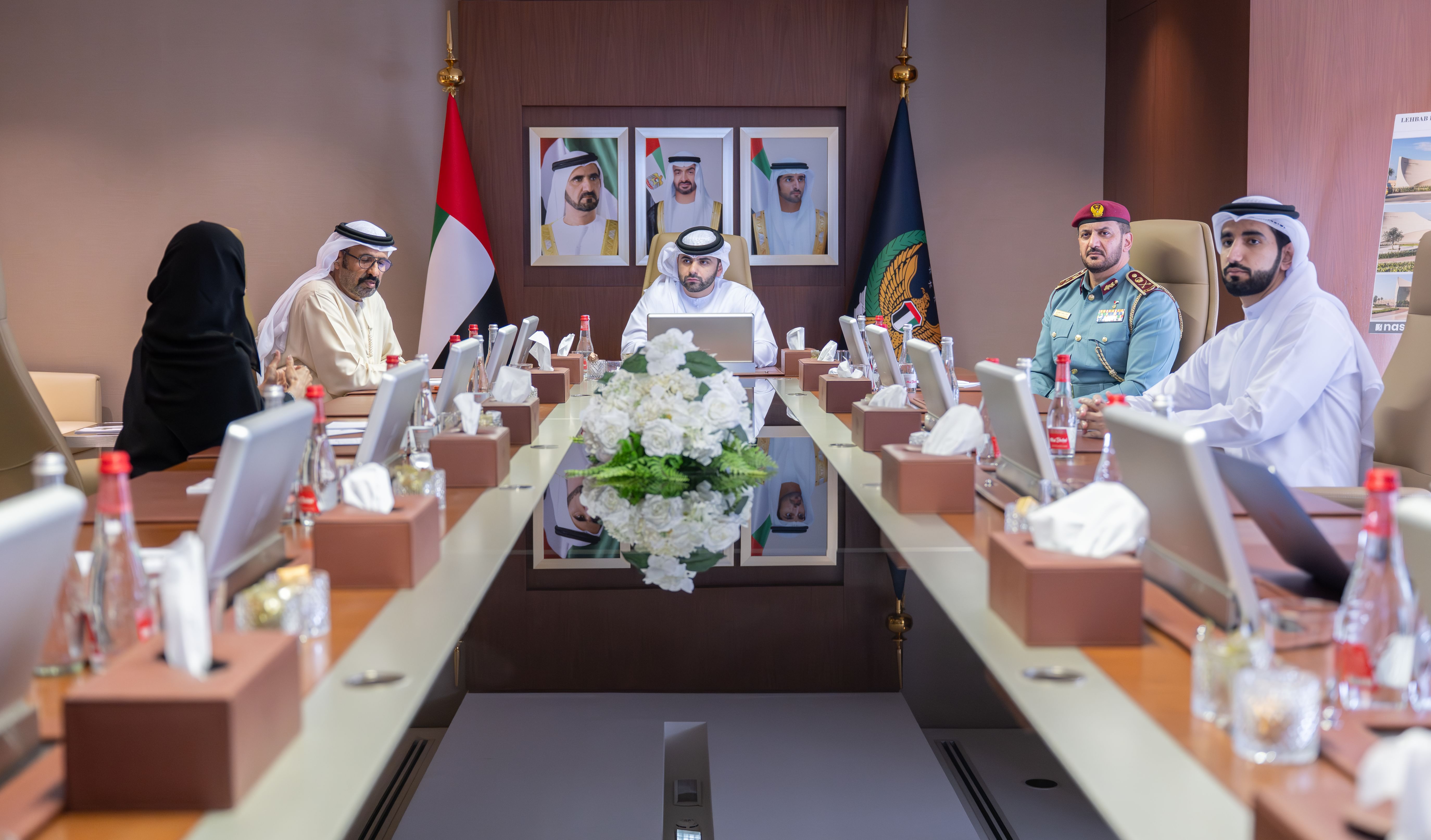 منصور بن محمد يزور مقر القيادة العامة للدفاع المدني في دبي