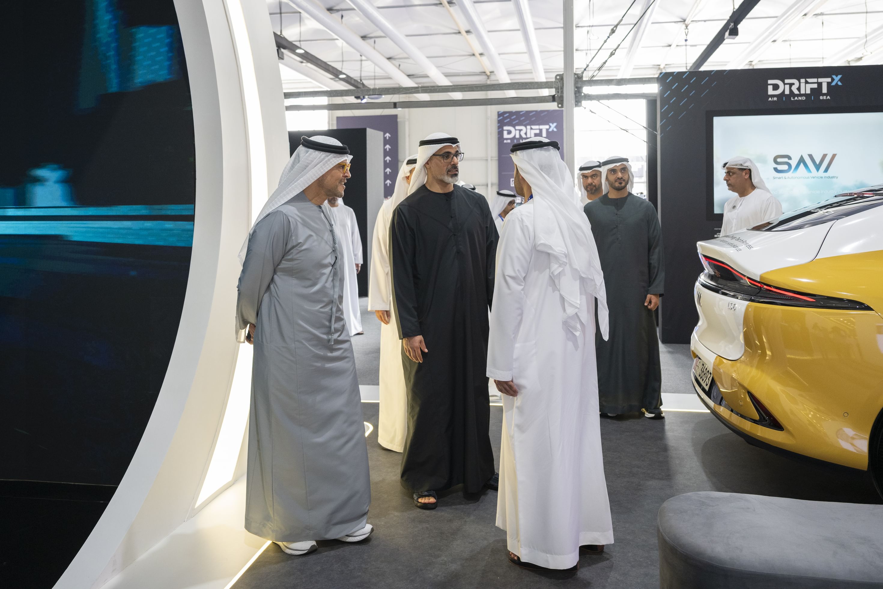 خالد بن محمد بن زايد يشهد جانباً من فعاليات معرض "دريفت إكس" في نسخته الثانية