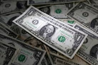 الدولار يسجل أول مكسب أسبوعي في إبريل
