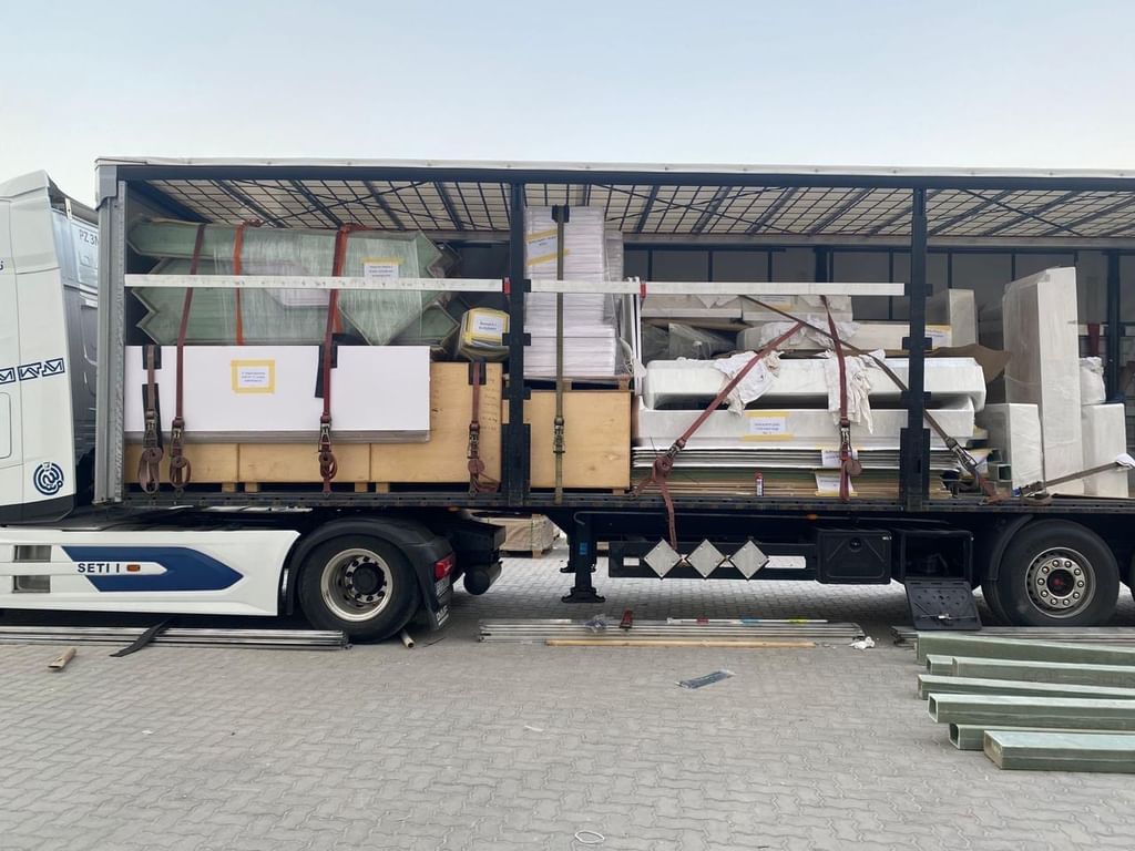 جمارك رأس الخيمة تطلق أول شحنة عبور بري بنظام التير "TIR" نحو بولندا عبر شبكة دولية
