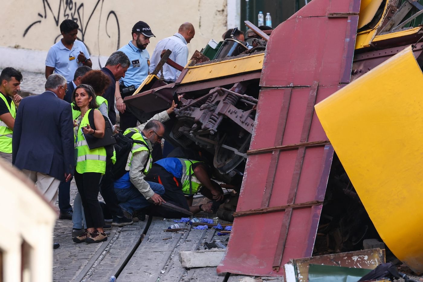 16 قتيلا و20 مصابا ضحايا حادثة تحطم عربة ترام جبلي في البرتغال