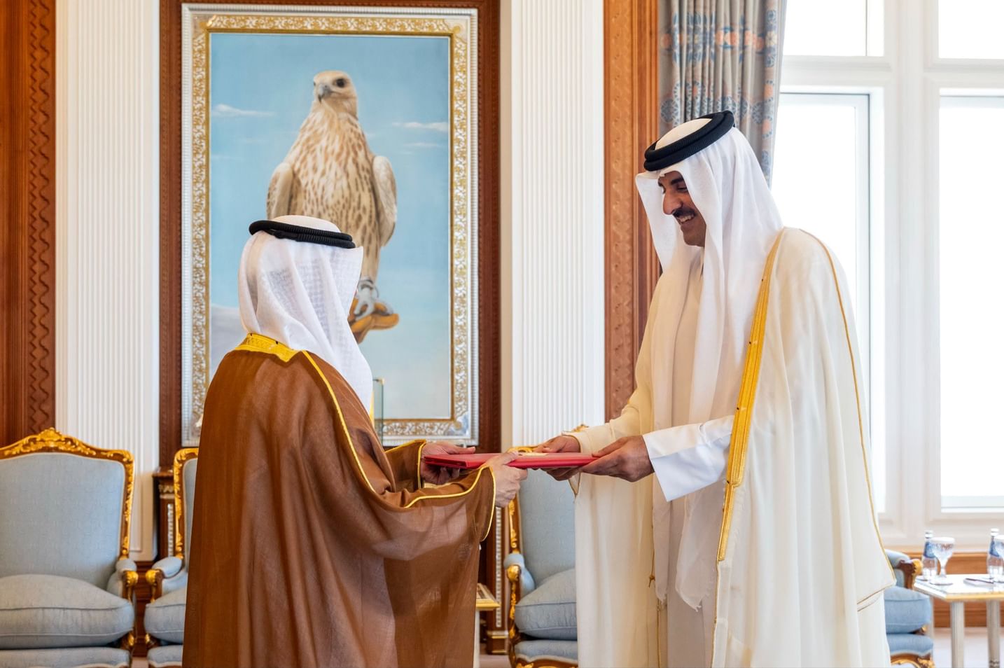 سفير دولة الإمارات يقدم أوراق اعتماده إلى أمير دولة قطر
