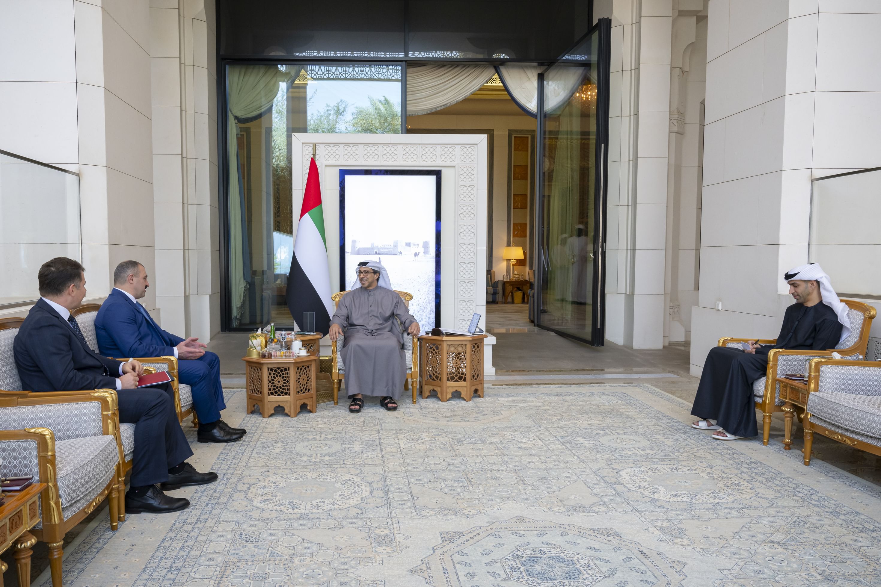 منصور بن زايد يستقبل المبعوث الخاص لرئيس جمهورية بيلاروسيا إلى الشرق الأوسط