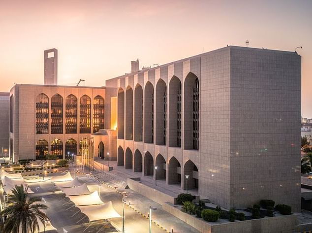 المصرف المركزي يفرض عقوبة مالية على بنك عامل في الدولة