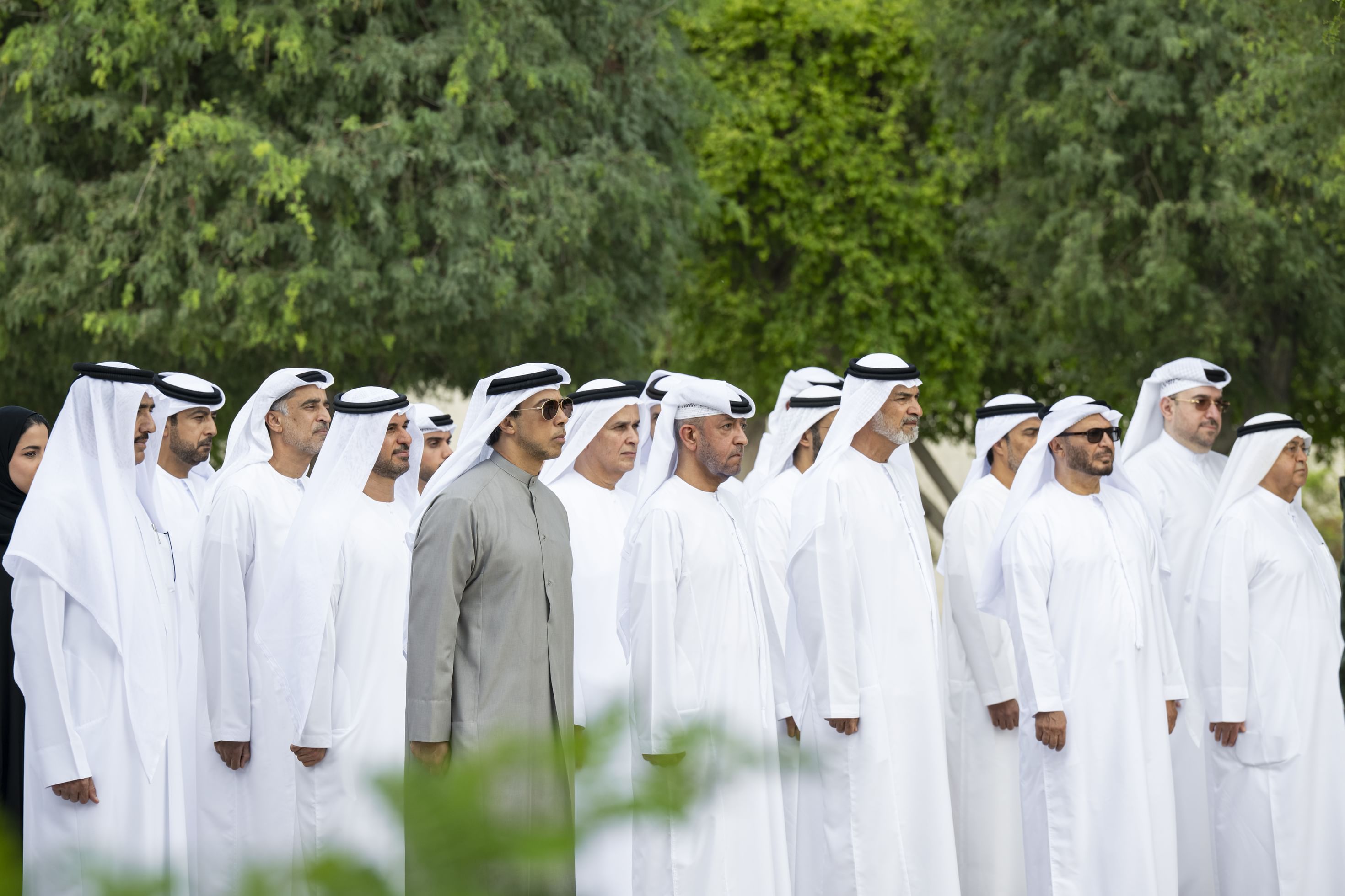 منصور بن زايد يرفع علم الإمارات على سارية صرح زايد المؤسس بمناسبة يوم العلم