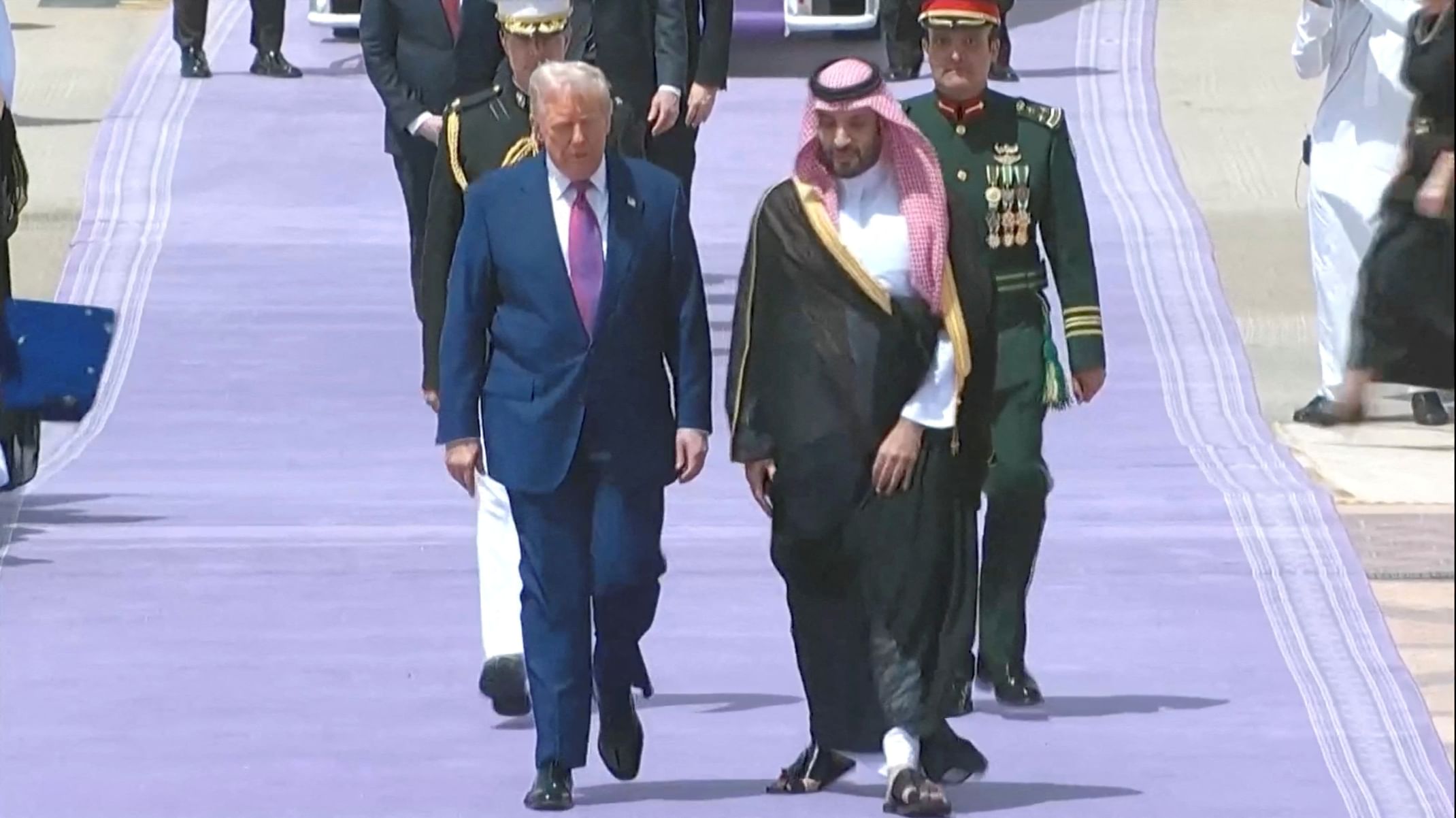 الرئيس الأمريكي يصل إلى الرياض وولي العهد السعودي في مقدمة مستقبليه