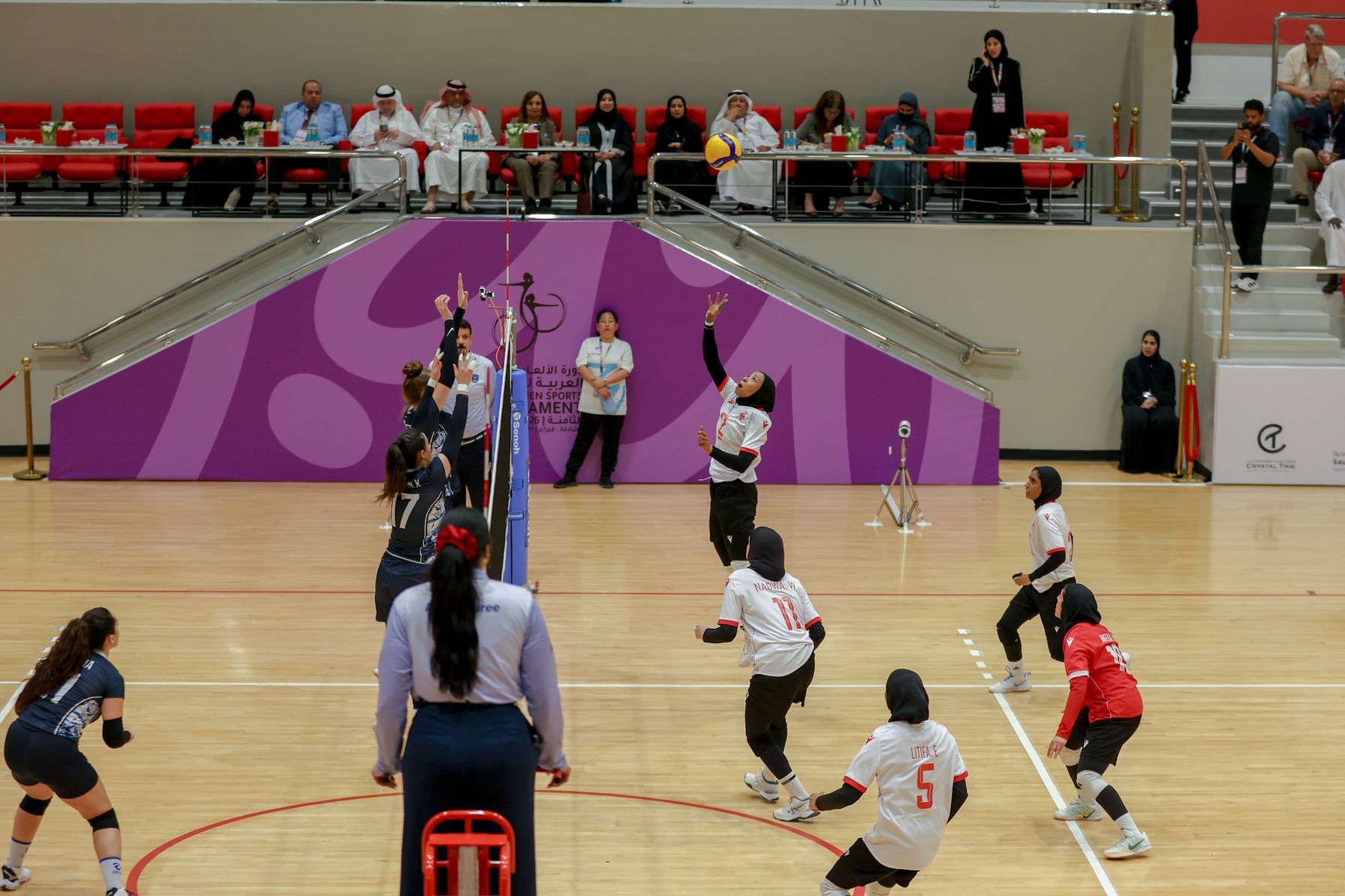 الشارقة الرياضي للمرأة ينفرد بالصدارة والوصافة بين الوصل والفتاة في طائرة "عربية السيدات"