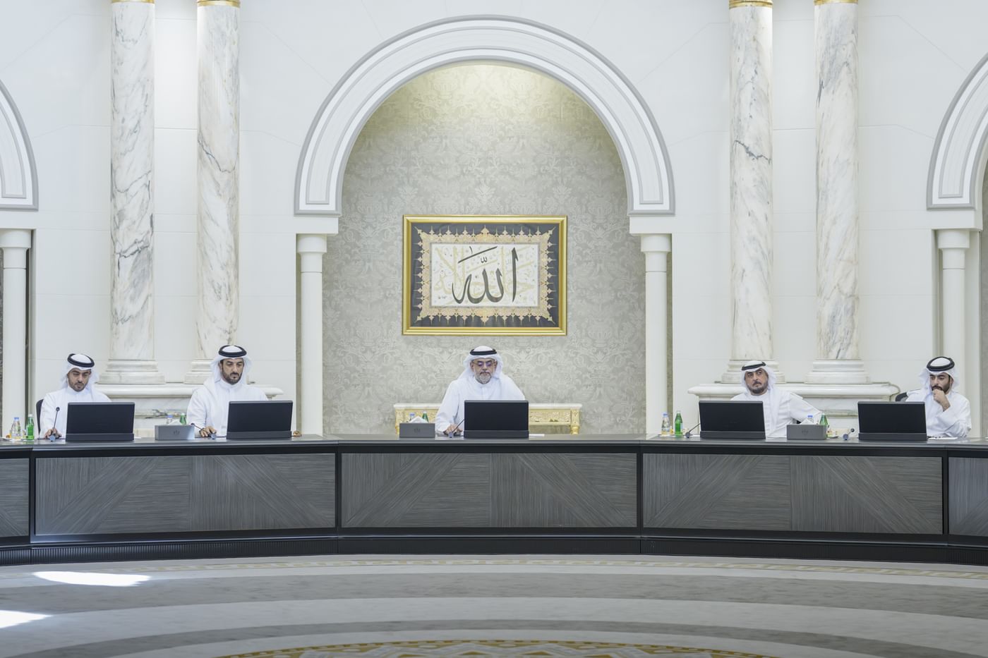 برئاسة ولي العهد ..  "تنفيذي الشارقة" يعتمد الهيكل التنظيمي لدائرة القضاء ويبحث إستراتيجية "الشارقة مراعية للسن"