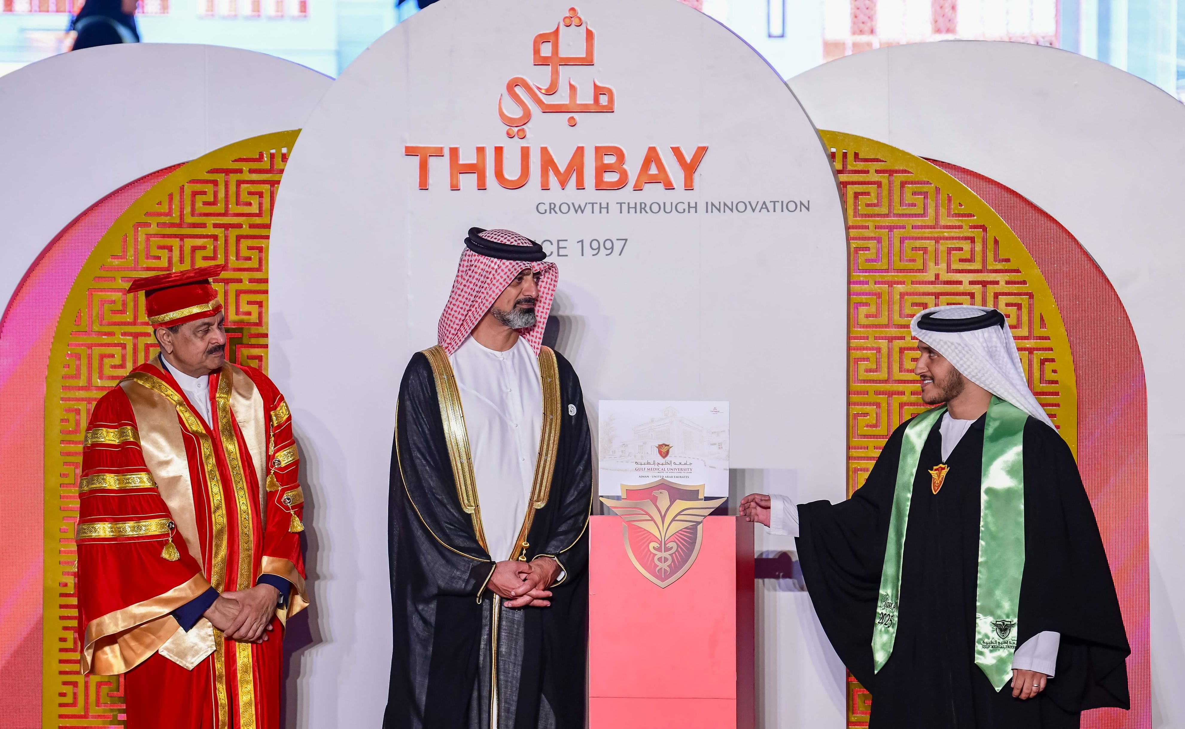 عمار بن حميد يسلم شهادات دكتوراه وأستاذية فخرية لـ6 من رواد القطاع الصحي بالدولة