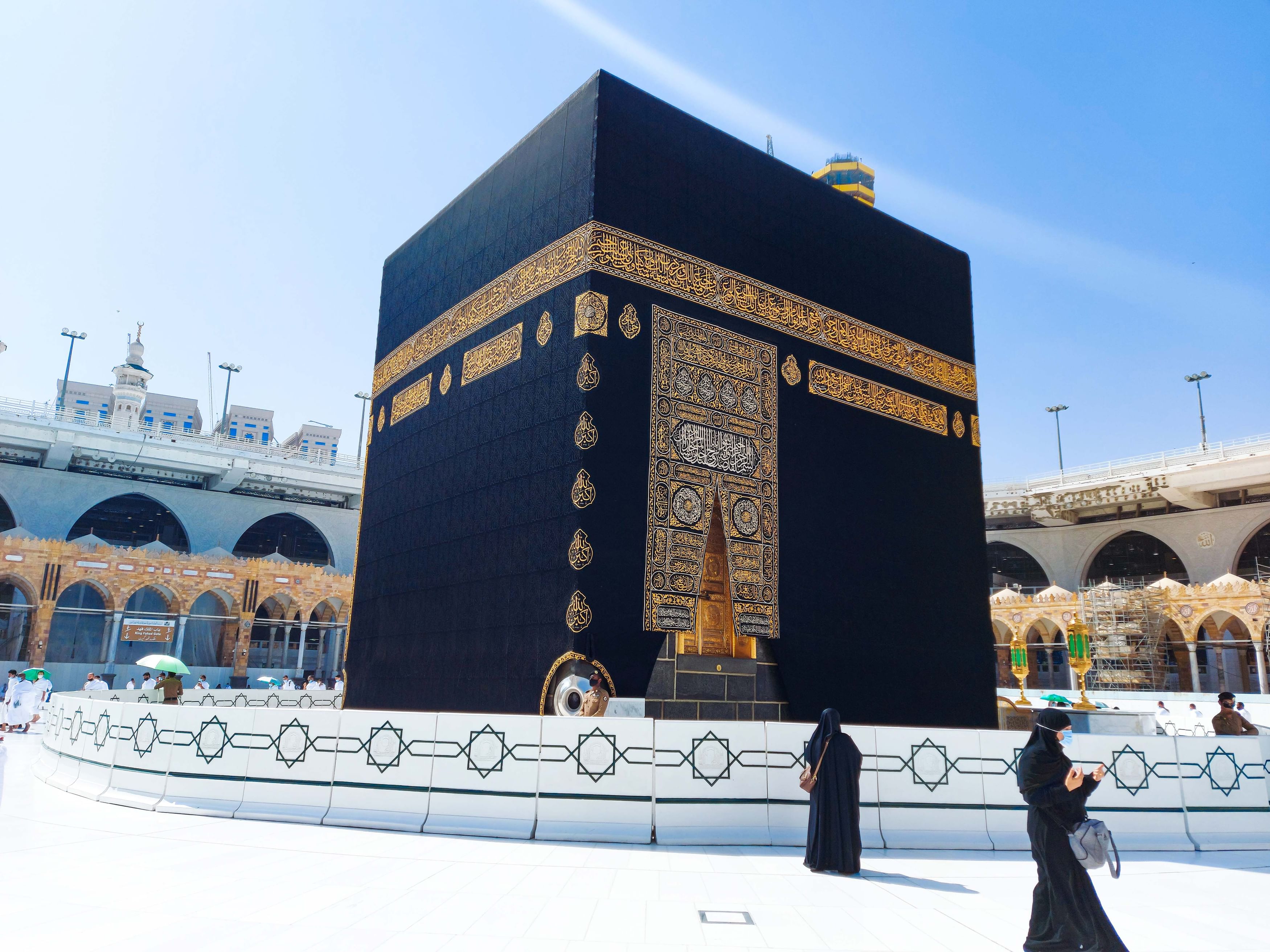 استبدال كسوة الكعبة المشرفة مع بداية العام الهجري الجديد