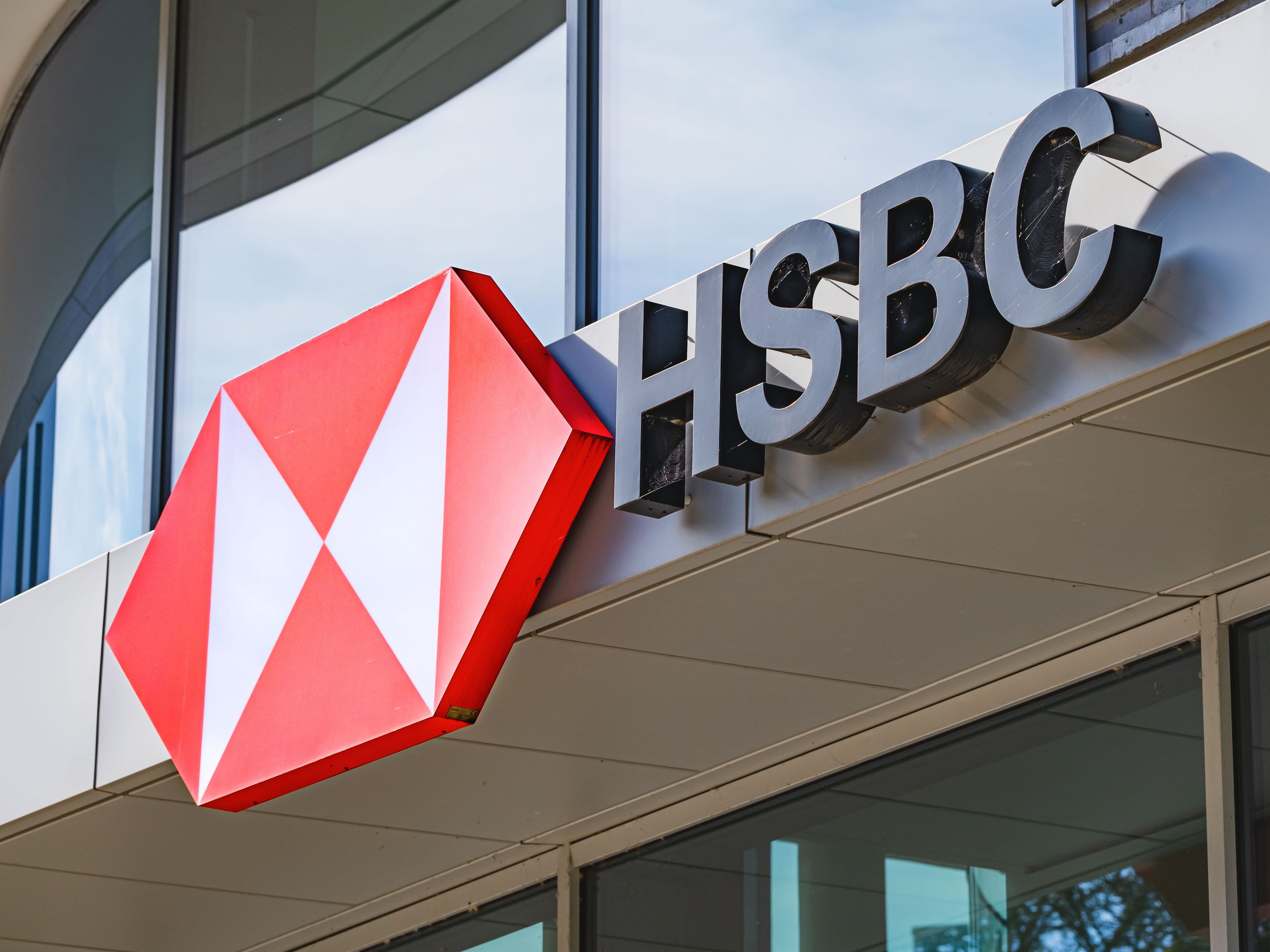 HSBC: مستثمرو الإمارات يتصدرون عالمياً في اعتماد أدوات الذكاء الاصطناعي