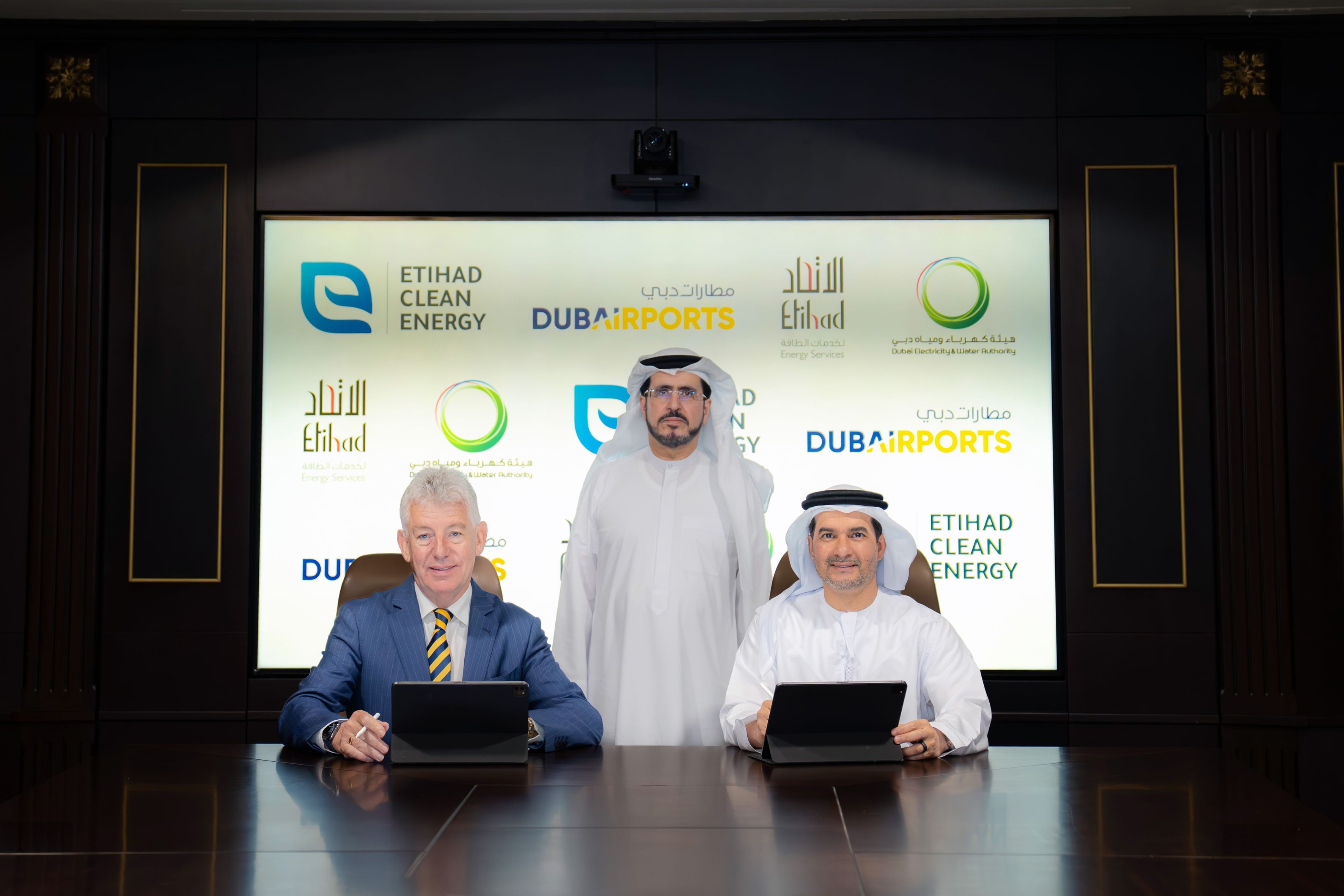 مطارات دبي و"الاتحاد لخدمات الطاقة" تتفقان على استكمال تحديث أنظمة الإضاءة في مطاري دبي وآل مكتوم