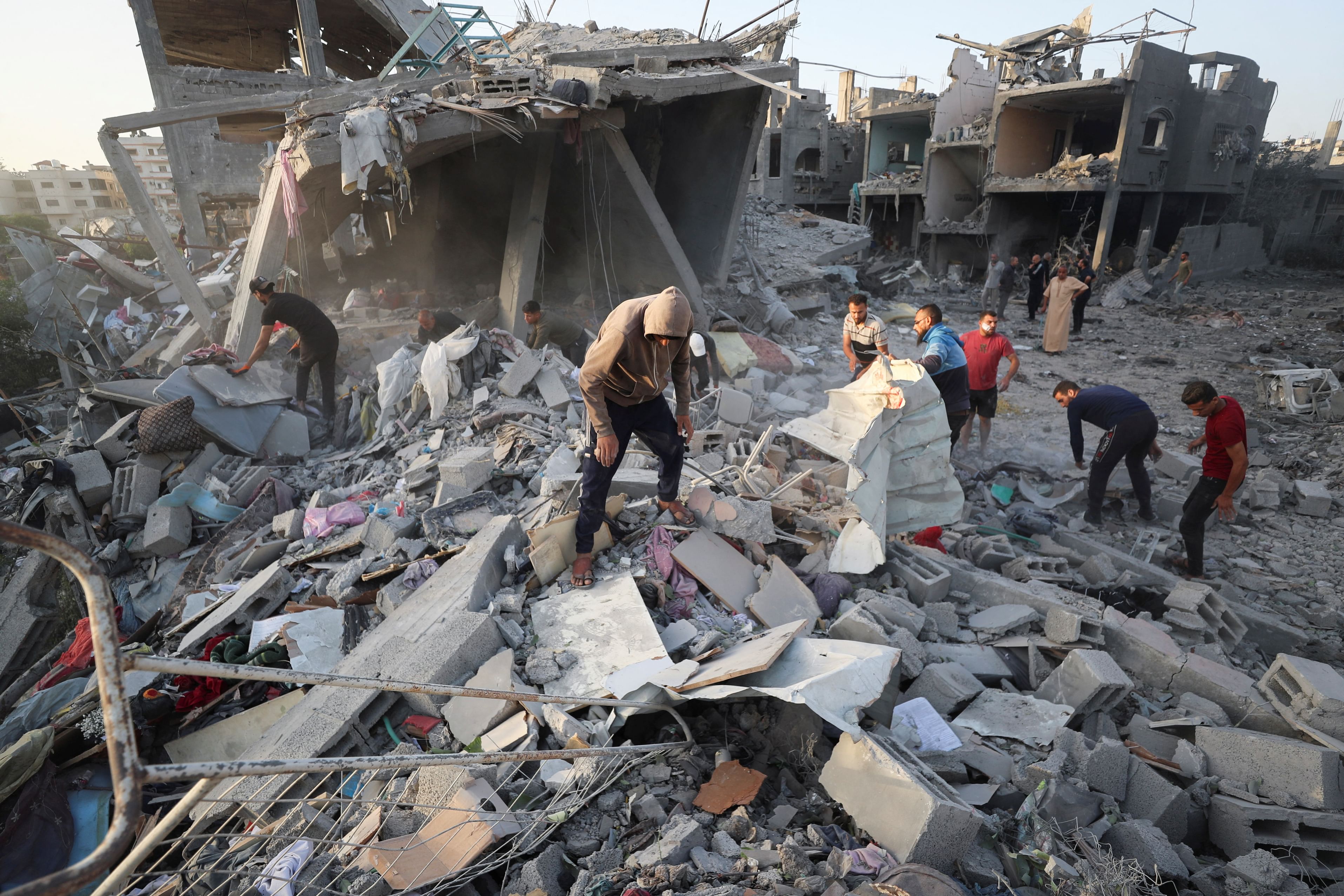 استشهاد 65 فلسطينا في قصف إسرائيلي على غزة فجر اليوم
