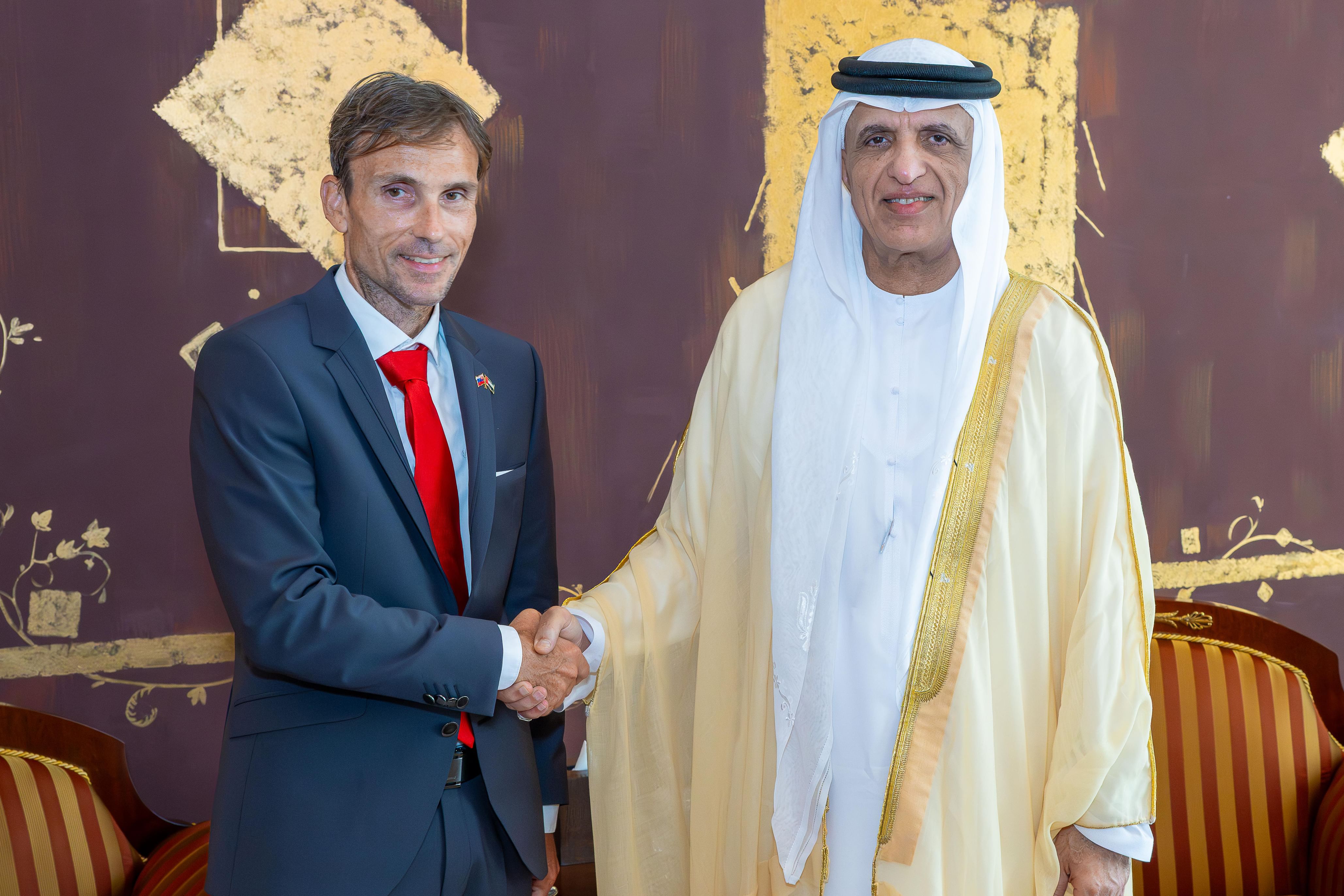 سعود بن صقر يستقبل سفير سلوفاكيا