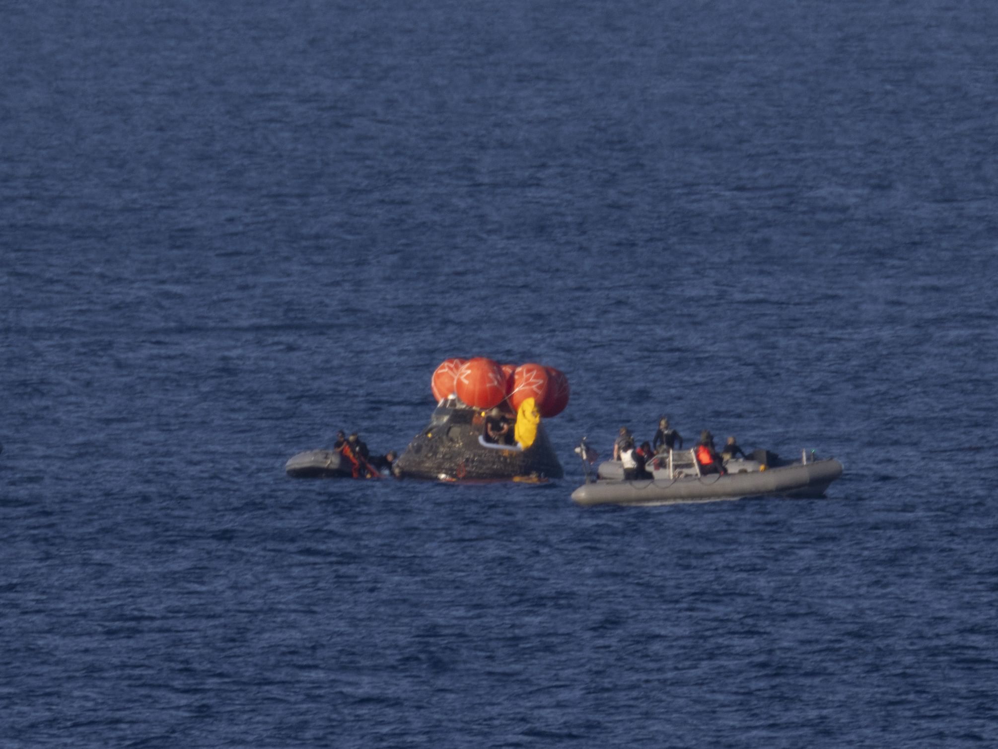 كبسولة رواد مهمة "ارتيميس 2" تهبط في مياه المحيط الهادي