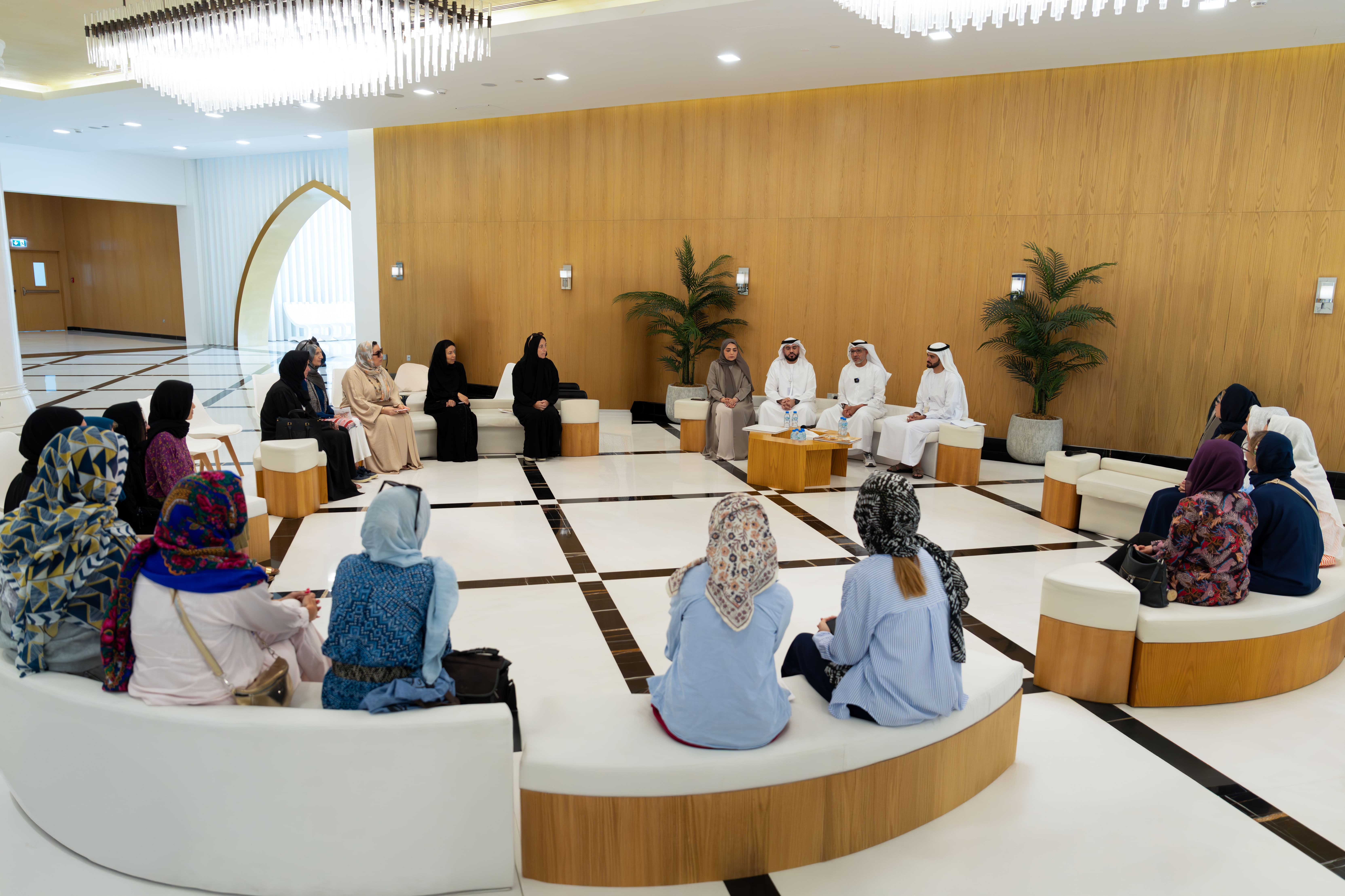 جامع الشيخ زايد الكبير يستقبل وفدا فرنسيا ضمن برنامج "جسور"