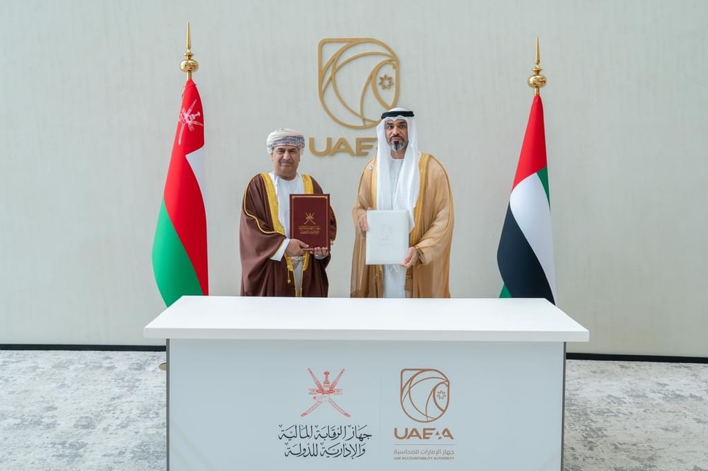 الإمارات وسلطنة عُمان يوقعان مذكرة تفاهم لتعزيز التعاون في المجال الرقابي