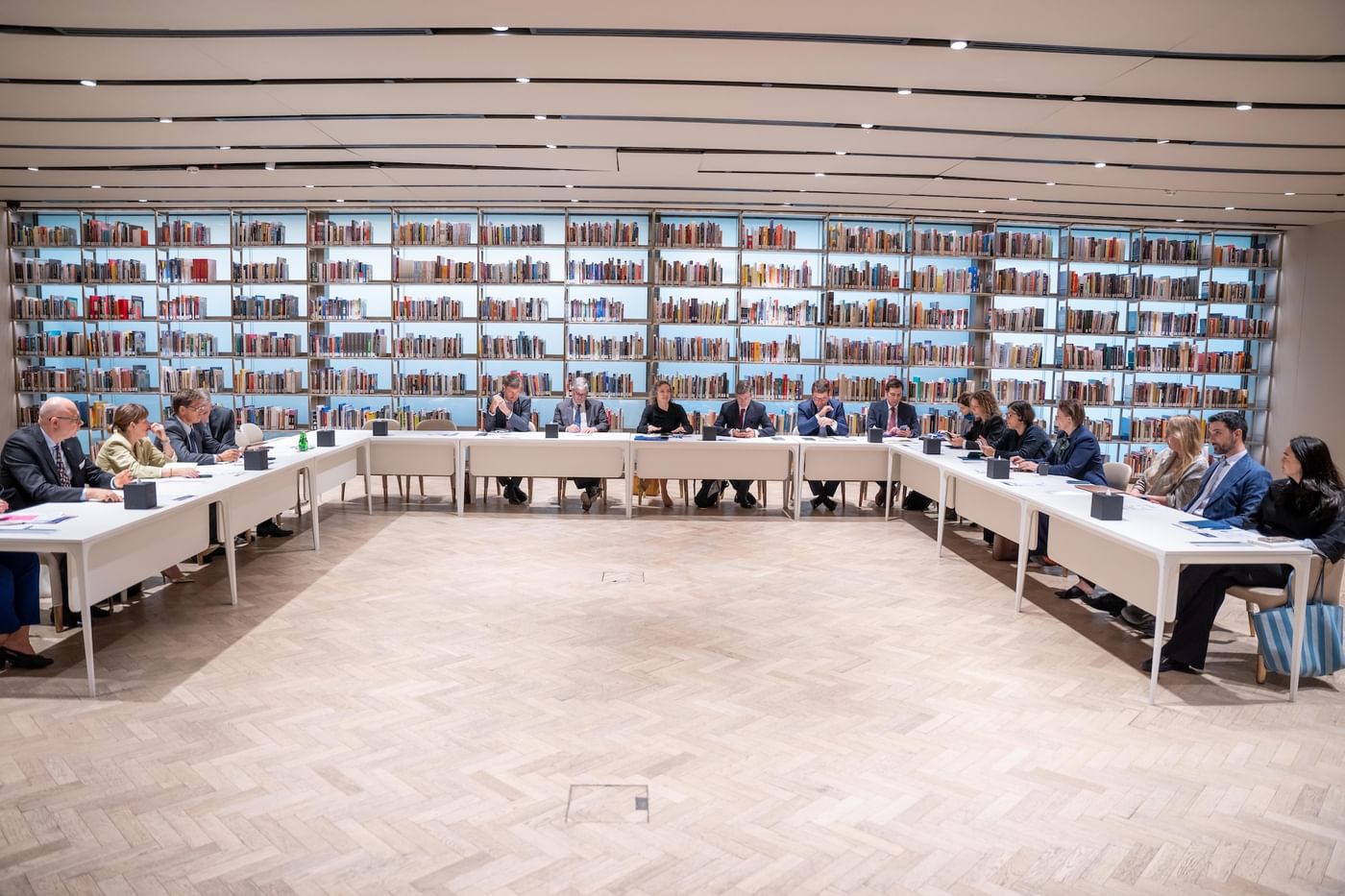 17 سفيراً ودبلوماسياً أوروبياً يبحثون مع "علاقات الشارقة" تعزيز الشراكات