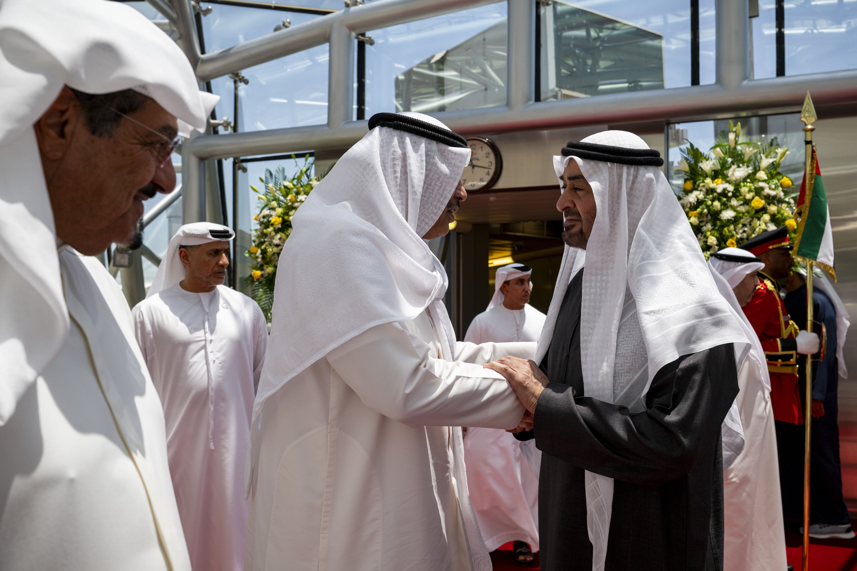 رئيس الدولة يصل الكويت في زيارة أخوية ..  وأمير البلاد في مقدمة مستقبليه