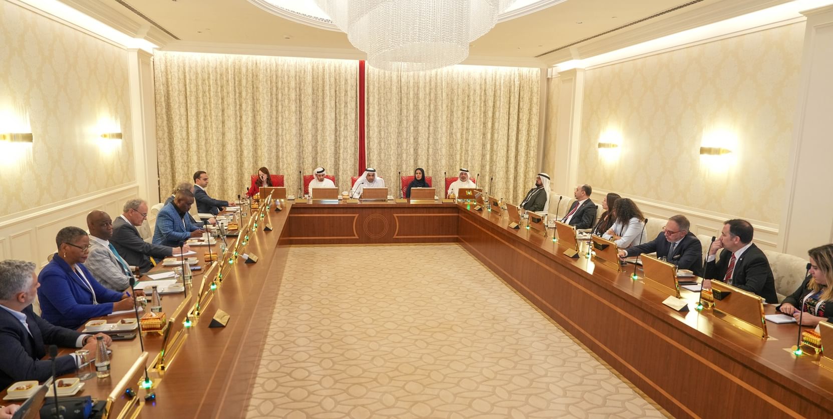 غرف دبي تبحث فرص التجارة والاستثمار مع رؤساء بلديات 14 مدينة عالمية