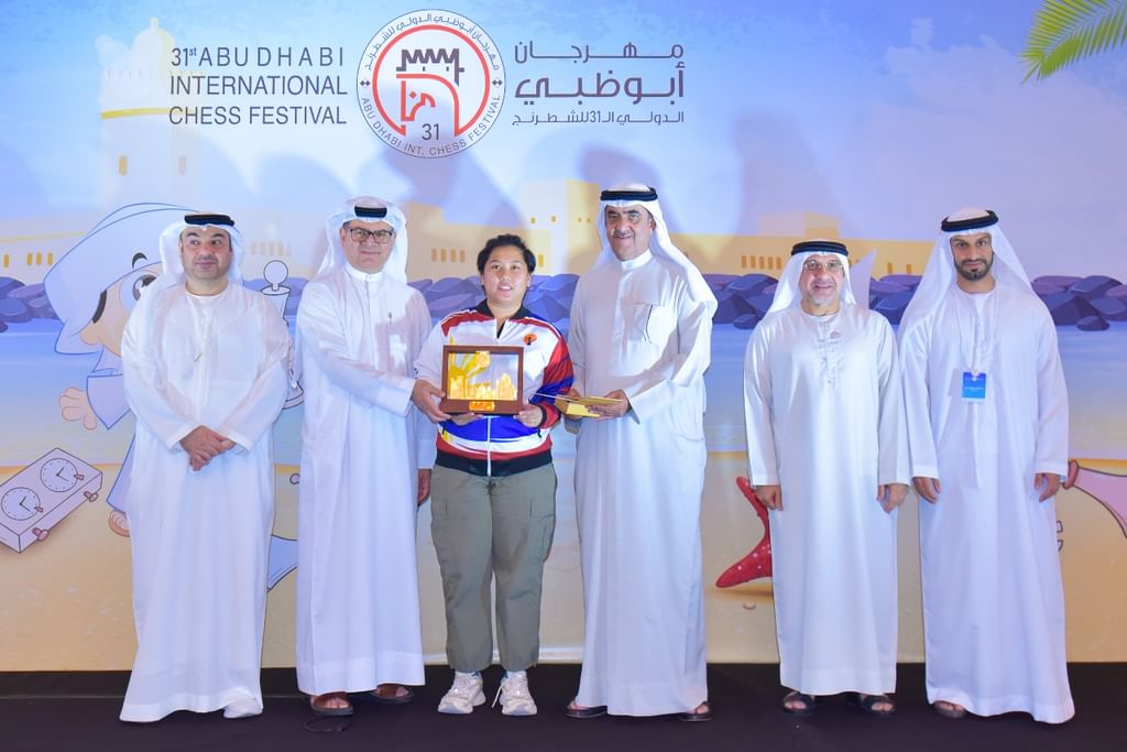 "أبوظبي الدولي للشطرنج" يتوج الفائزين في 5 بطولات بمختلف الفئات