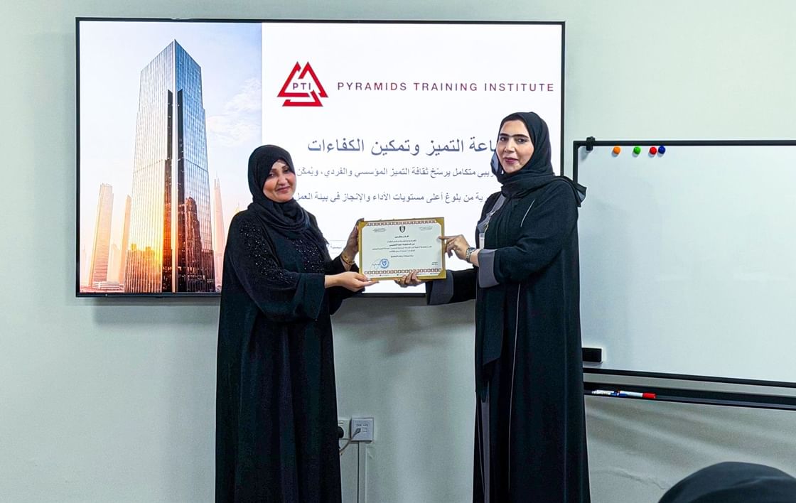 بلدية دبا الفجيرة تنظم برنامجًا تدريبيًا لموظفيها بعنوان «صناعة التميز وتمكين الكفاءات»