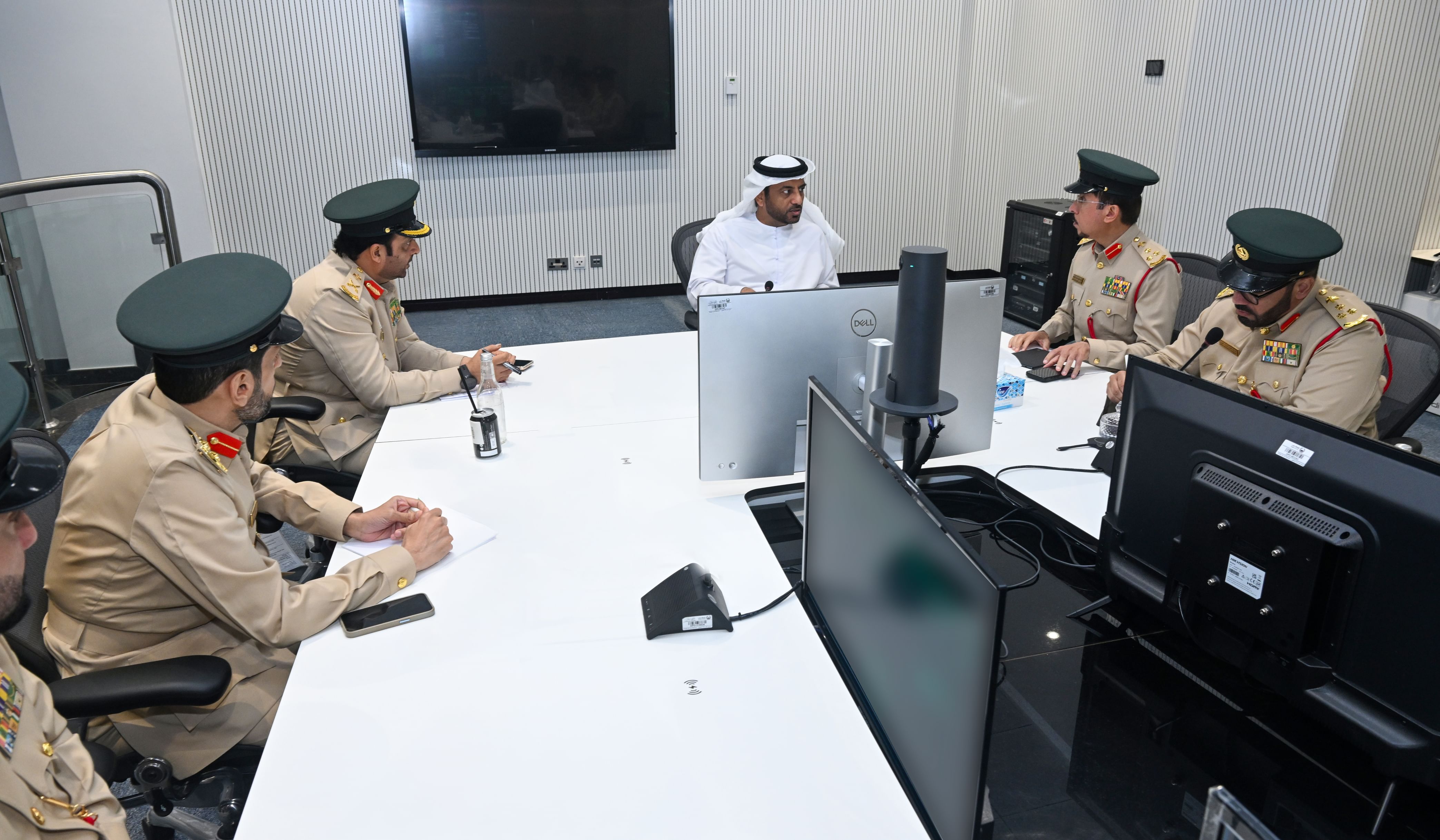نائب القائد العام لشؤون القطاع الجنائي في شرطة دبي يشيد بكفاءة مركز القيادة والسيطرة
