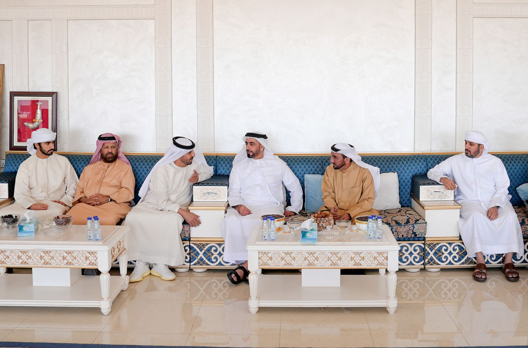 سيف بن زايد يقدم واجب العزاء في وفاة مبارك جمعة مغير الخييلي