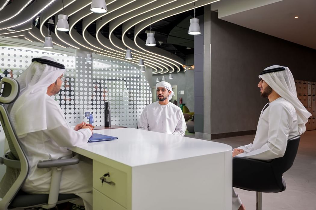 جامعة خليفة ومؤسسة عبدالله الغرير تطلقان برنامج "الأجدر" للتمكين المهني
