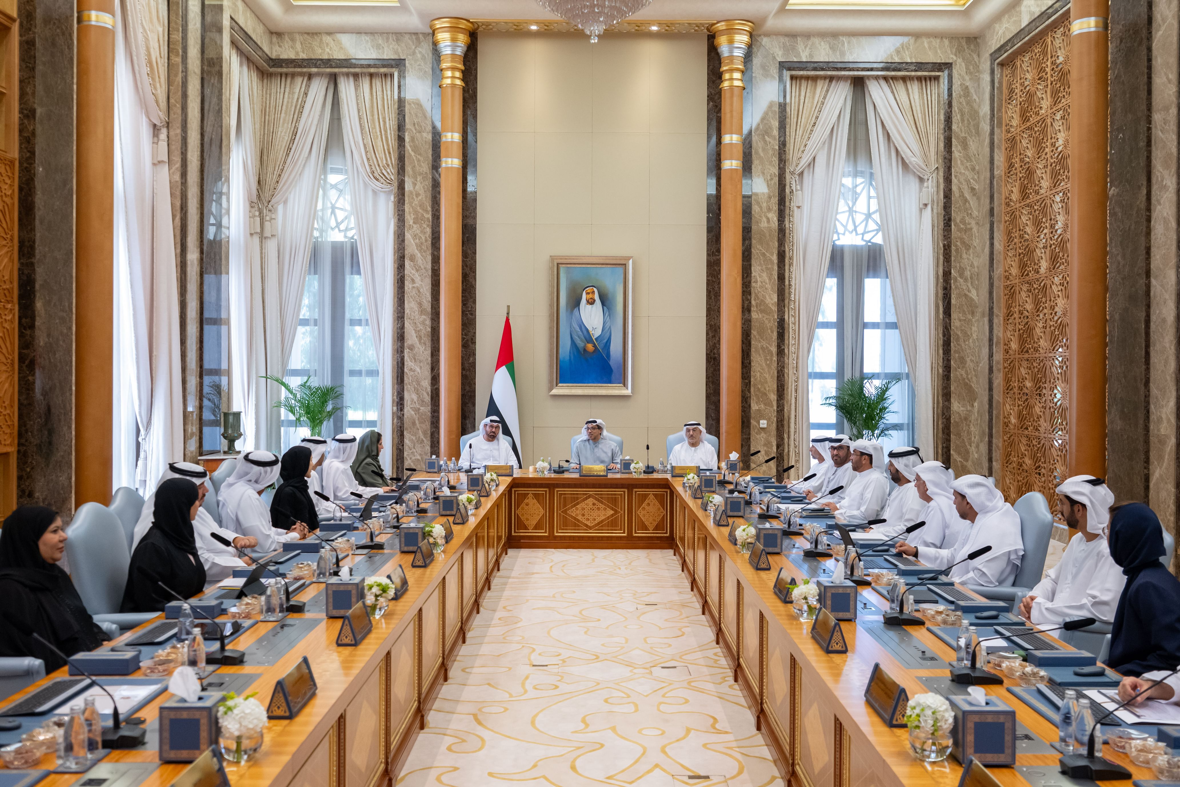 المجلس الوزاري للذكاء الاصطناعي والتنمية برئاسة منصور بن زايد يستعرض المرحلة الثانية من مشروع الذكاء الاصطناعي المساعد