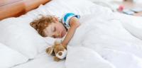 كيف أعلم طفلي النوم وحده؟