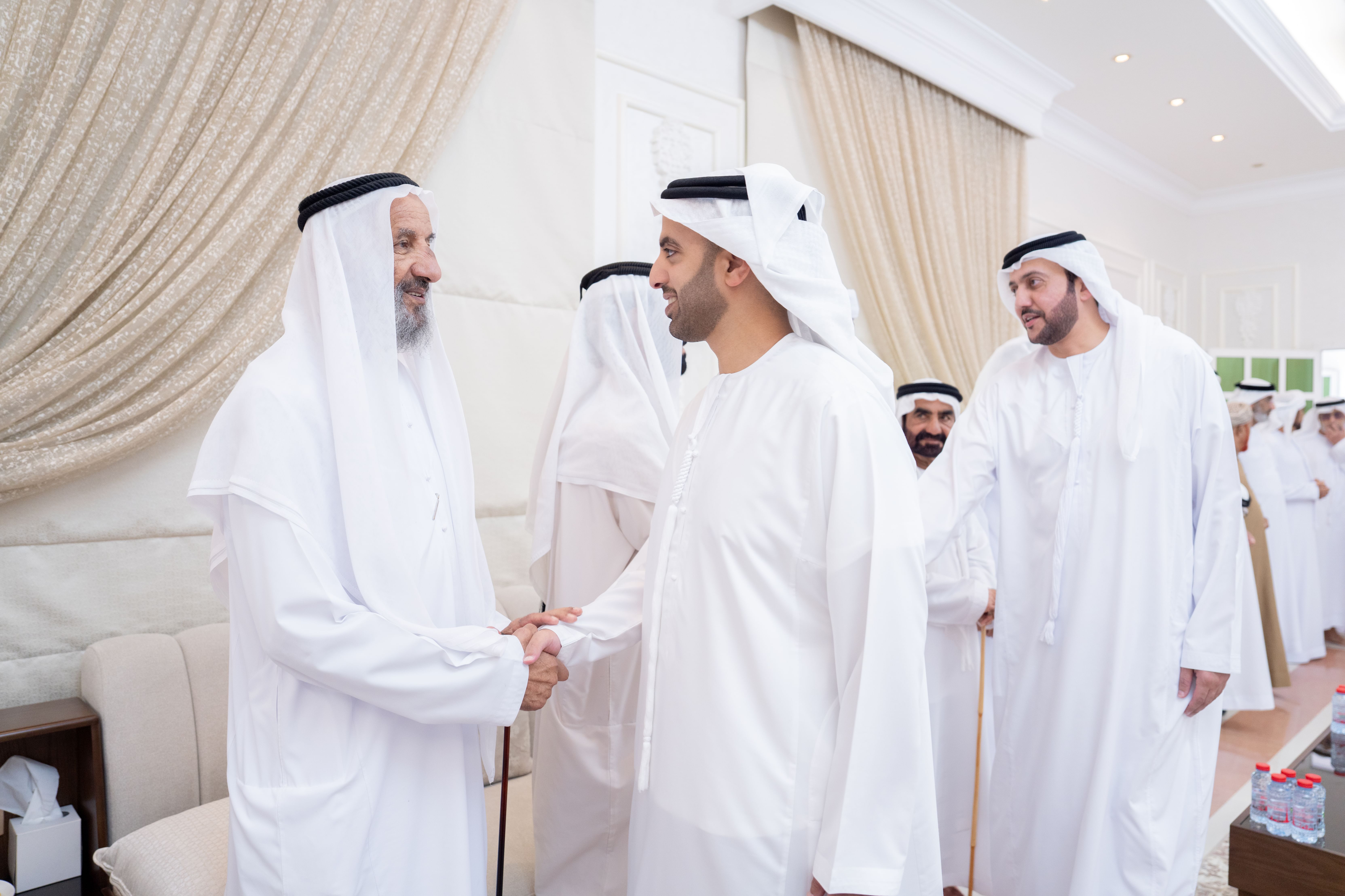 محمد بن سعود يقدم واجب العزاء في وفاة شيخة هلال عبيد الخاطري