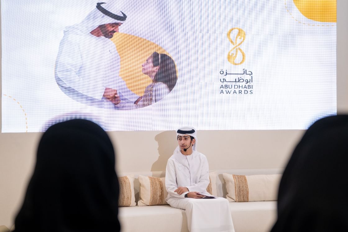 جائزة أبوظبي تستعرض دور الناشئة في ترسيخ قيم العطاء خلال "الصيد والفروسية"