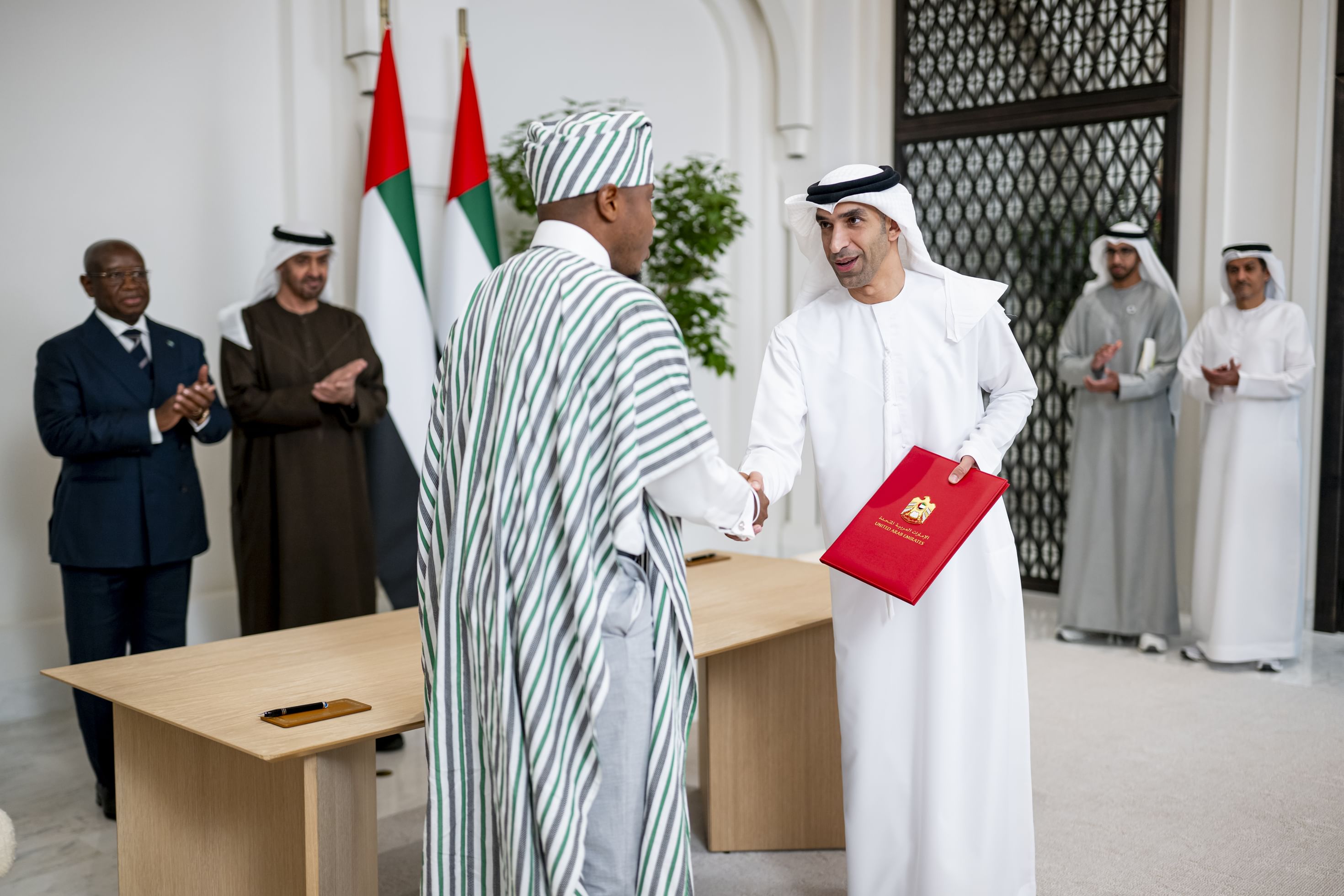 رئيس الدولة ورئيس سيراليون يشهدان توقيع اتفاقية الشراكة الاقتصادية الشاملة بين البلدين