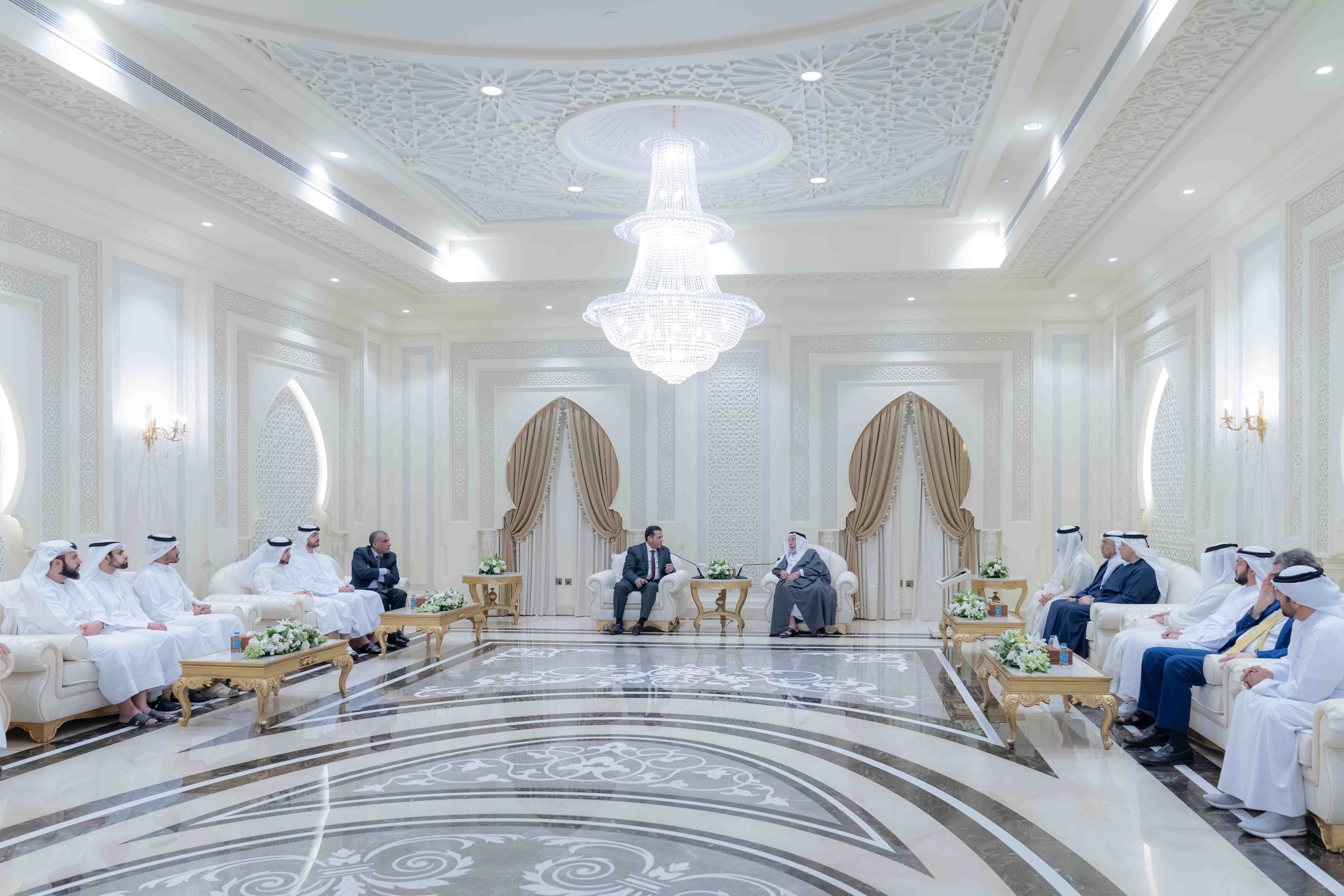 حاكم الشارقة يستقبل أبناء القارئ عبدالباسط عبدالصمد ويطلق التطبيق الإلكتروني "المعين"