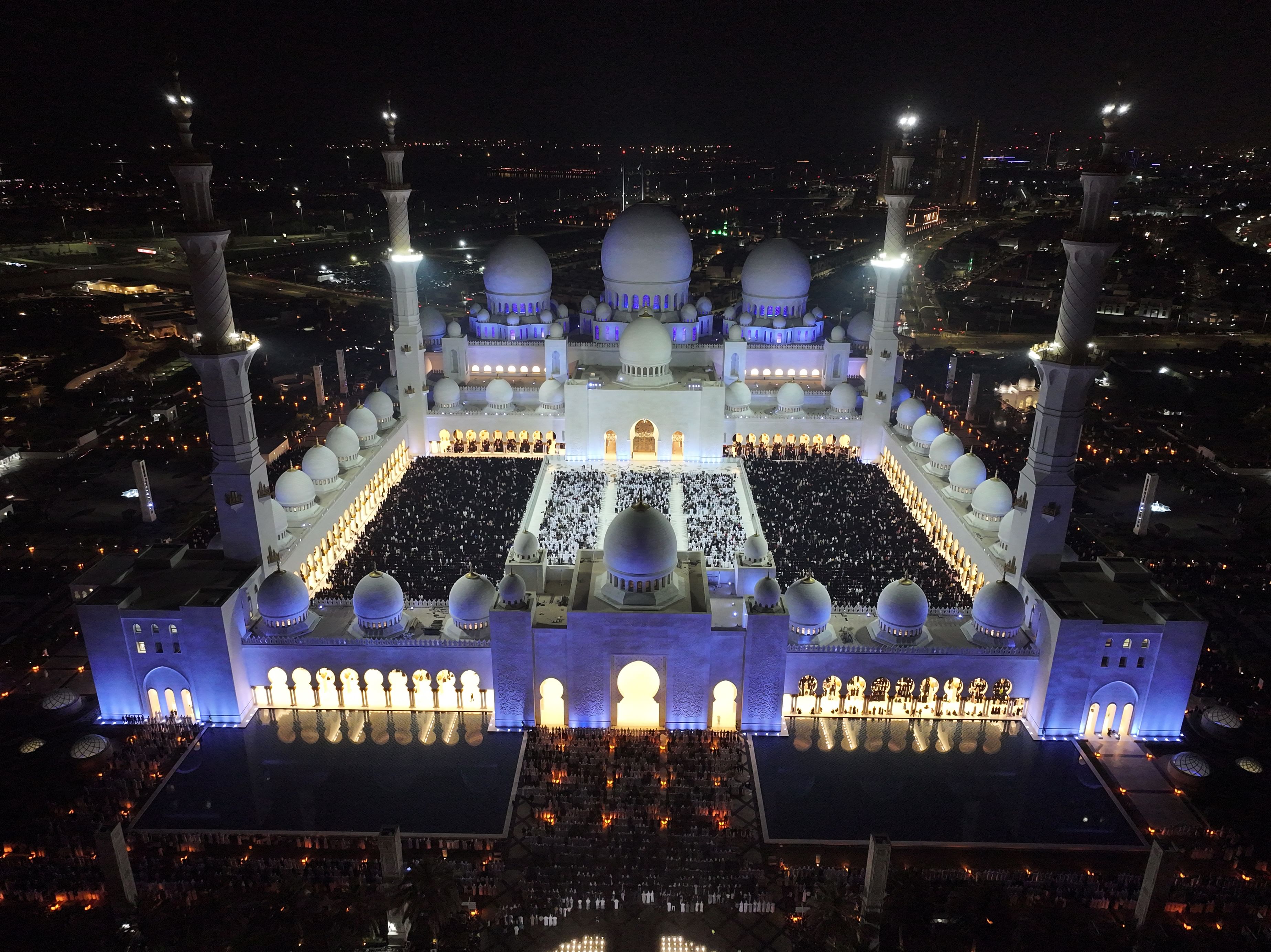 رمضان في الإمارات ..  أجواء روحانية ومرونة في العمل واستقرار في الأسواق