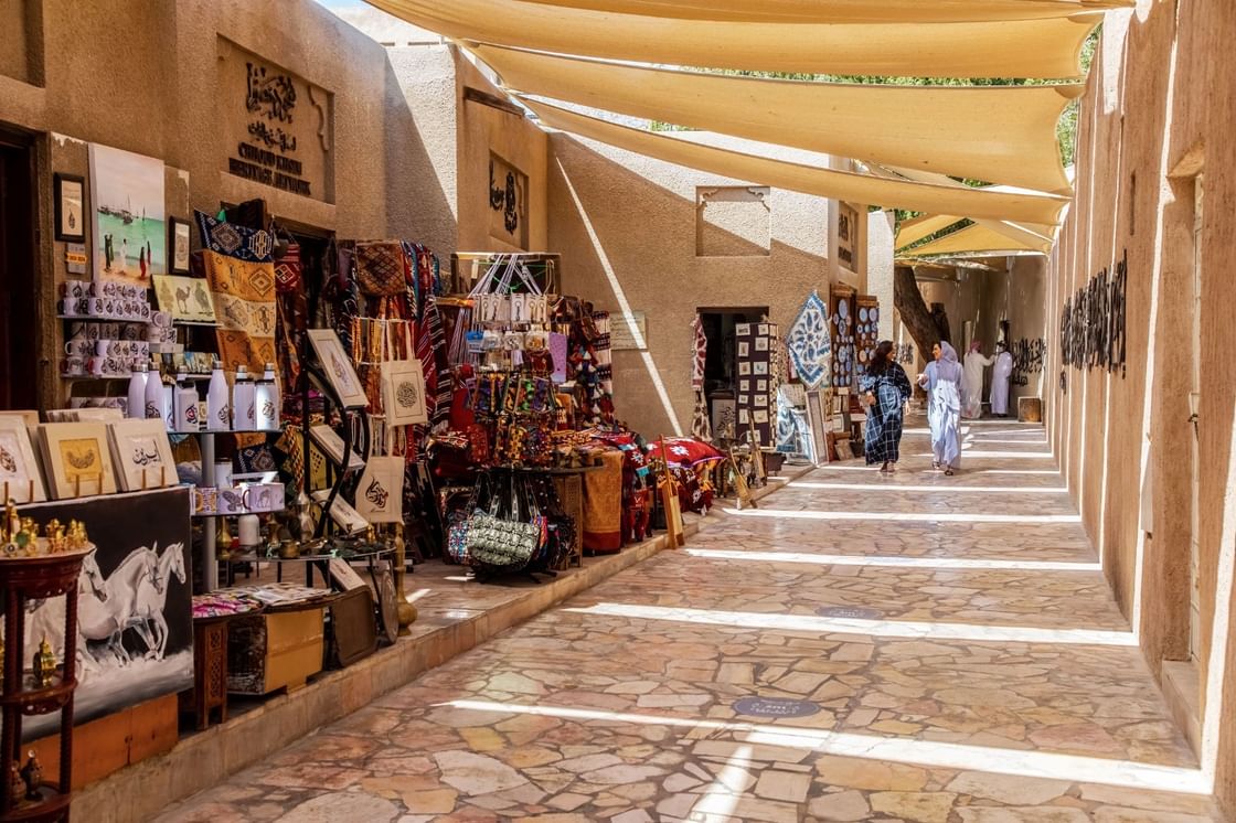 "اقتصادية دبي" تؤكد أهمية ضبط وضع لافتات الأسماء على واجهات المحال التجارية