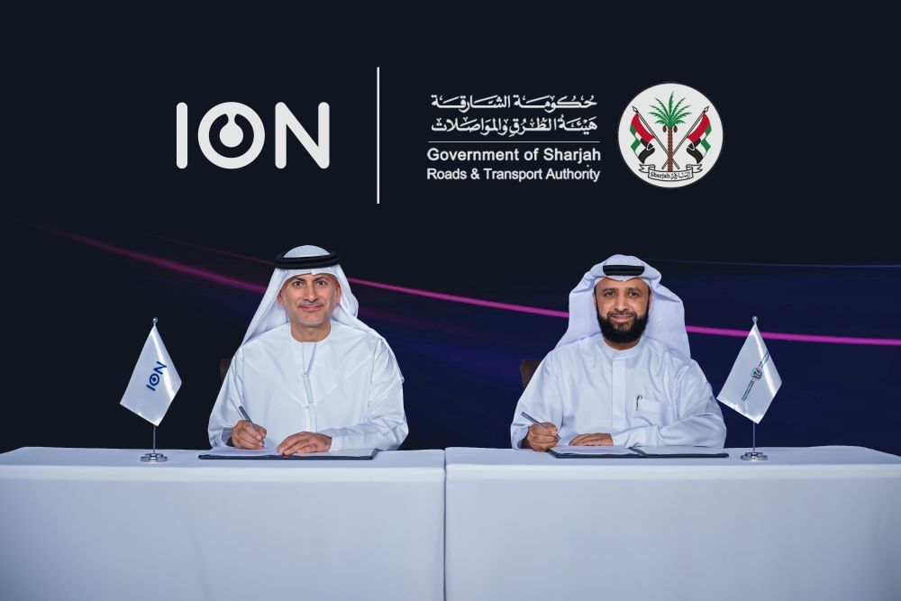 طرق الشارقة و"آيون" تعززان البنية التحتية لشحن السيارات الكهربائية