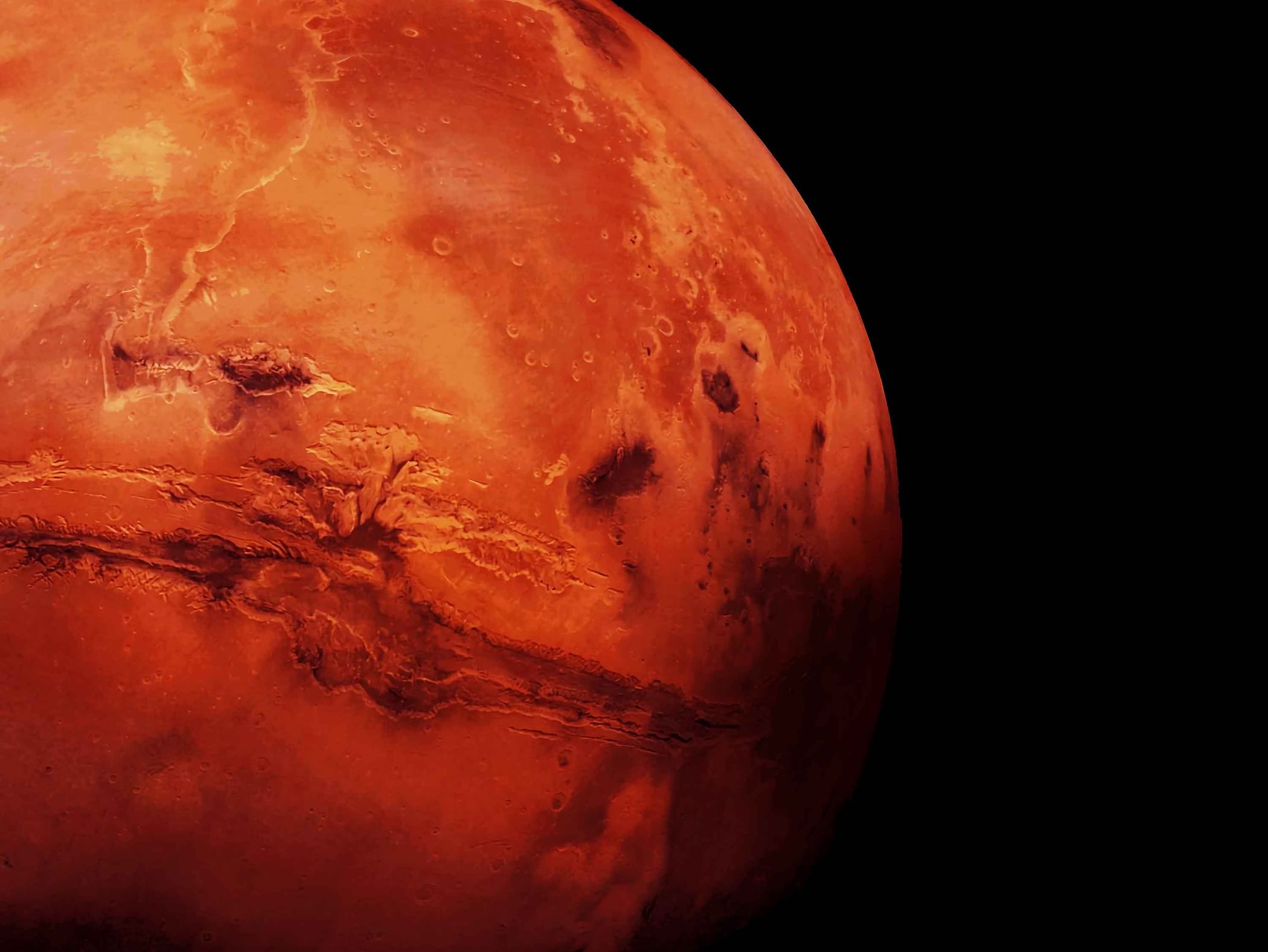 بقعة مظلمة تواصل زحفها على سطح المريخ منذ 50 عاماً