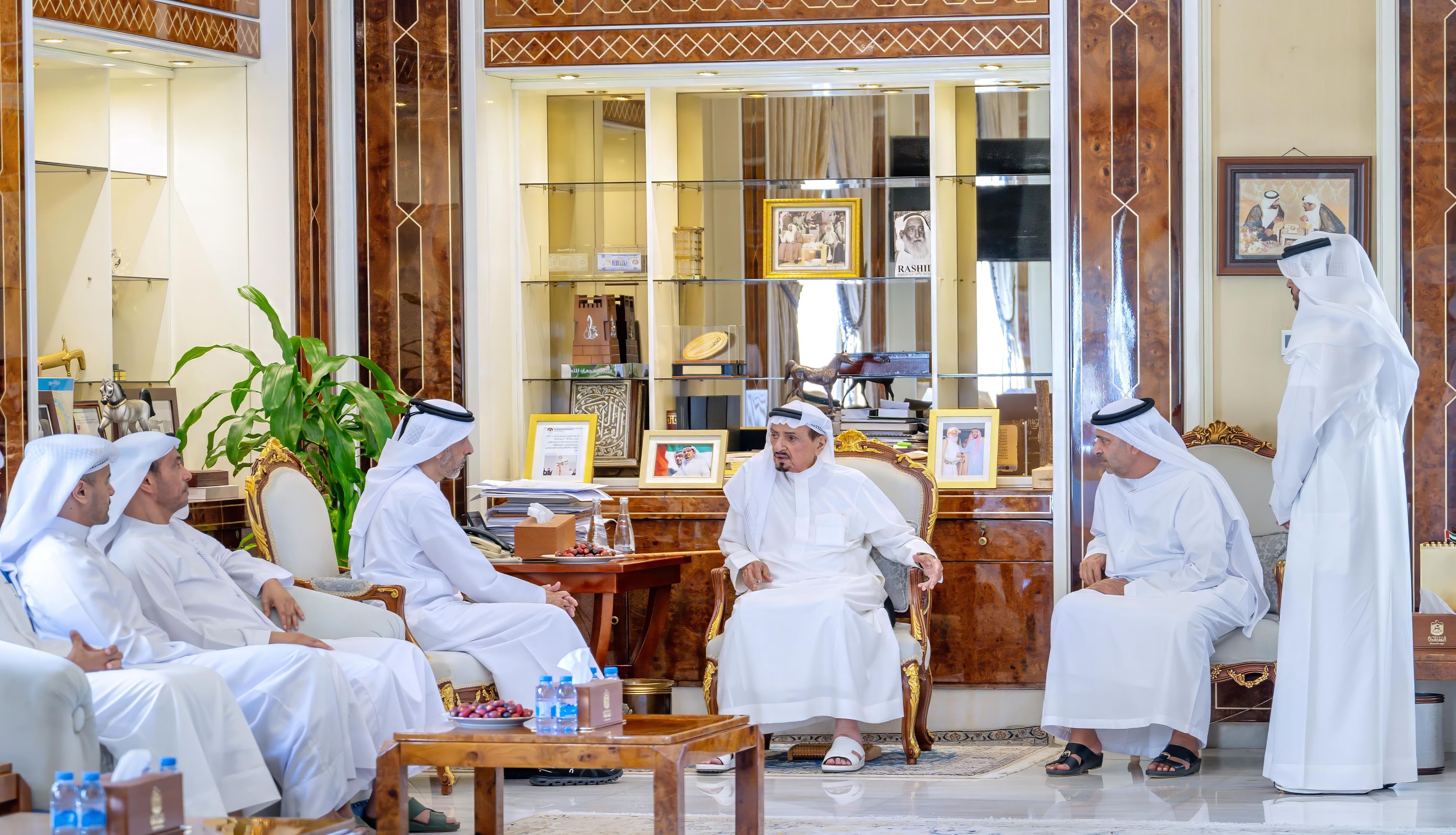حميد بن راشد يشيد بدور الهلال الأحمر وجهوده الإنسانية محلياً ودولياً