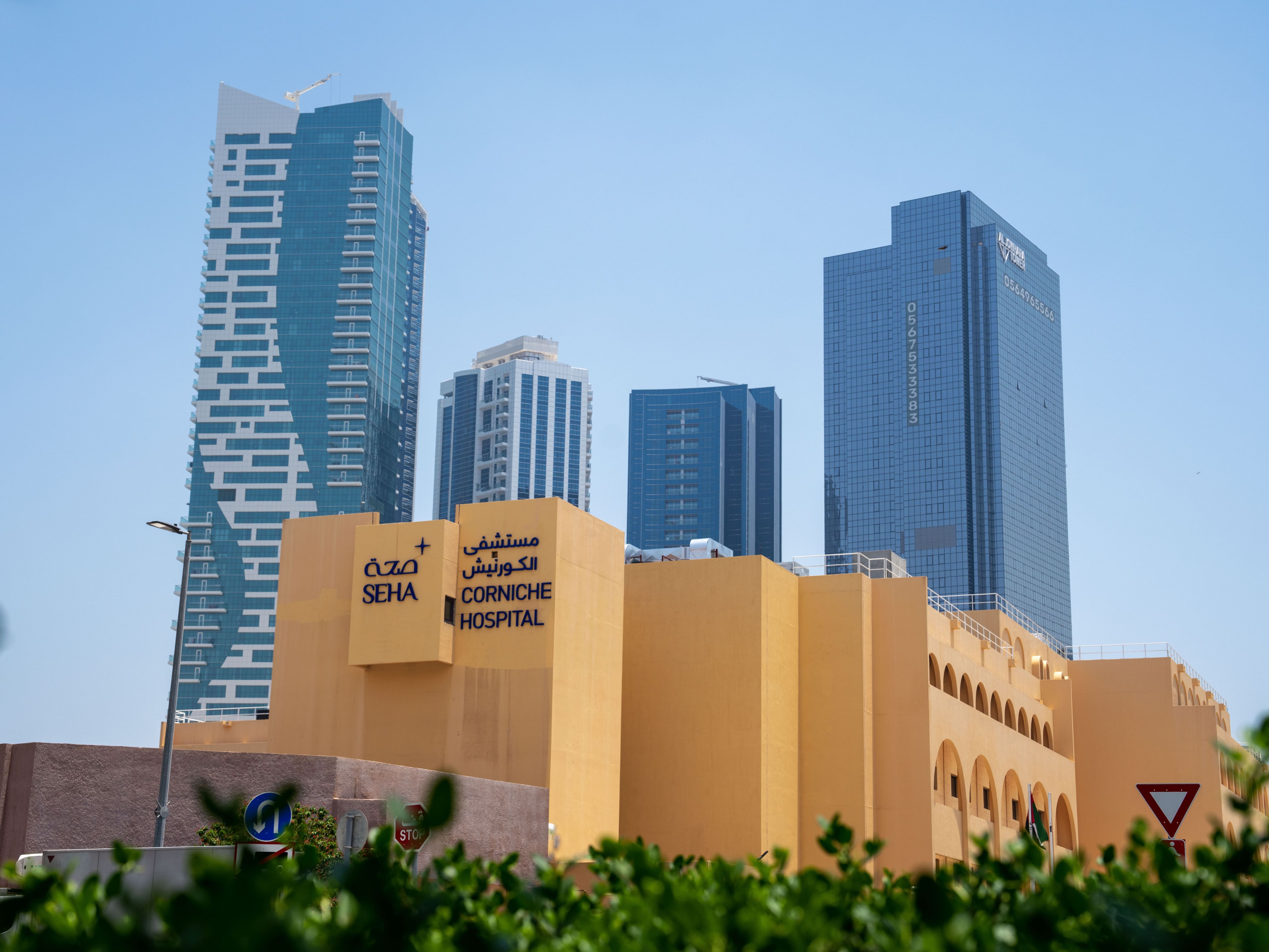 "مستشفى الكورنيش أبوظبي" ينجح في علاج توأم متطابق بجراحة جنينية