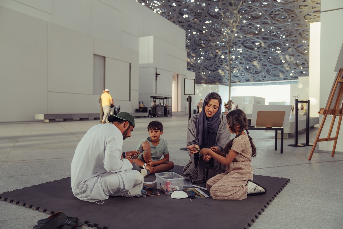 اللوفر أبوظبي يدعو العائلات إلى الإبداع والاستكشاف والمغامرة في مايو الجاري