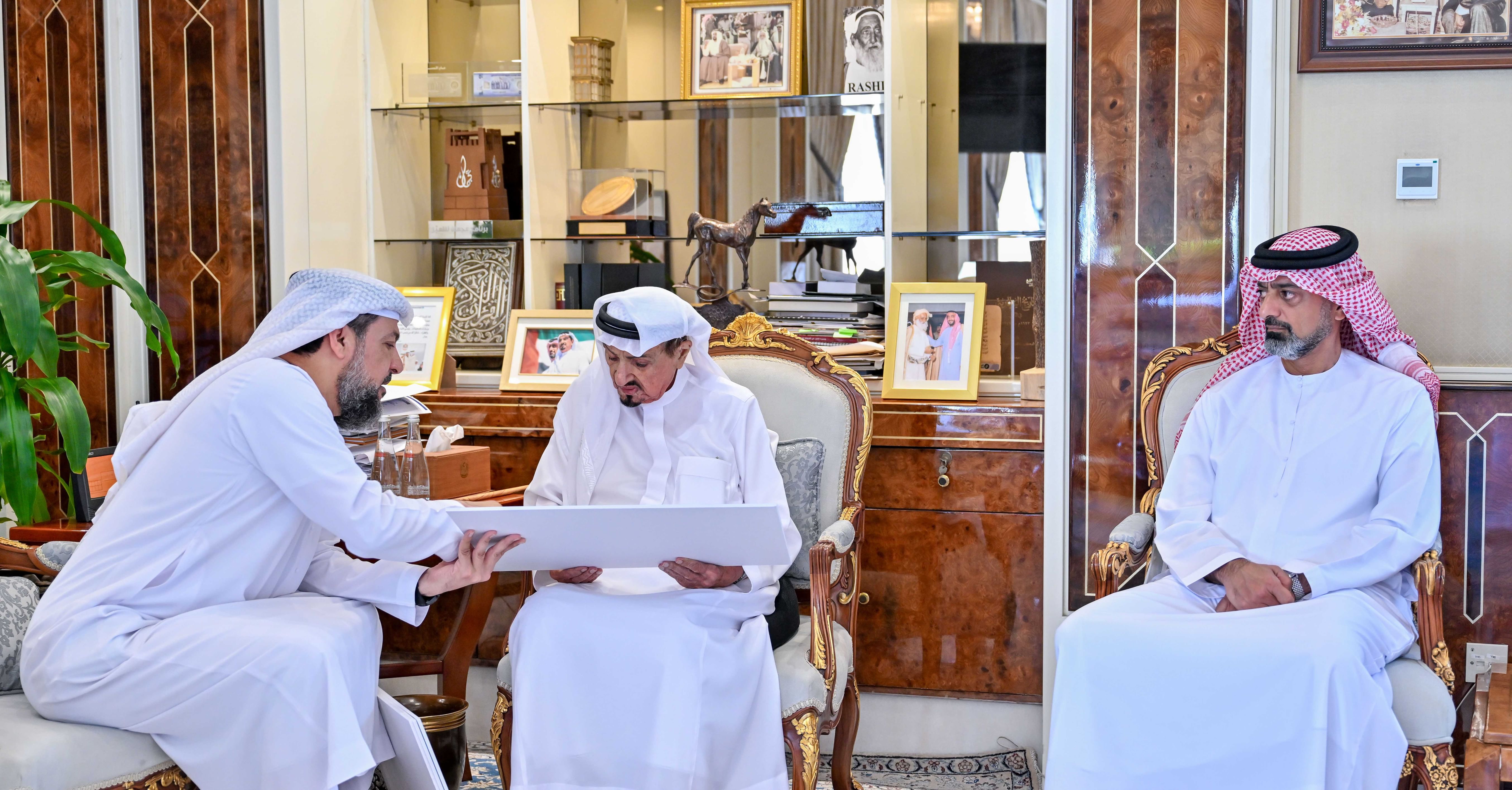 حميد بن راشد يطلع على مشاريع وإنجازات هيئة الأعمال الخيرية العالمية