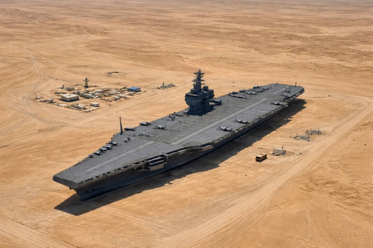 لماذا تحتفظ الصين بحاملة طائرات في وسط الصحراء؟