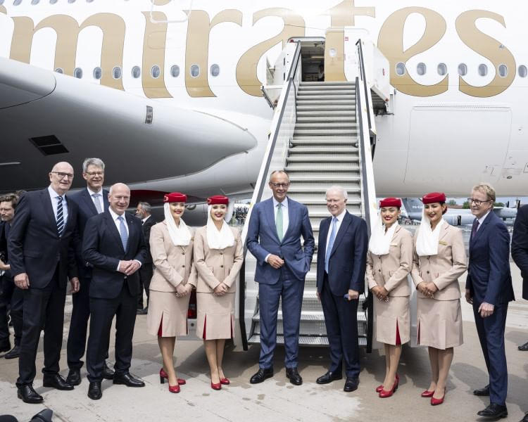 "طيران الإمارات" تستقبل المستشار الألماني على متن طائرتها "A380" خلال معرض "ILA" برلين