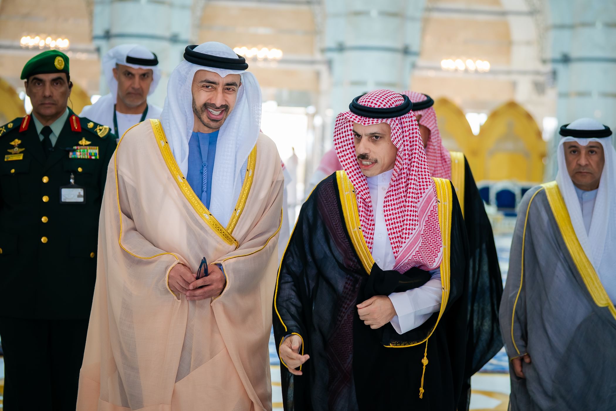 نيابة عن رئيس الدولة  ..  عبدالله بن زايد يشارك في القمة التشاورية لقادة دول مجلس التعاون الخليجي