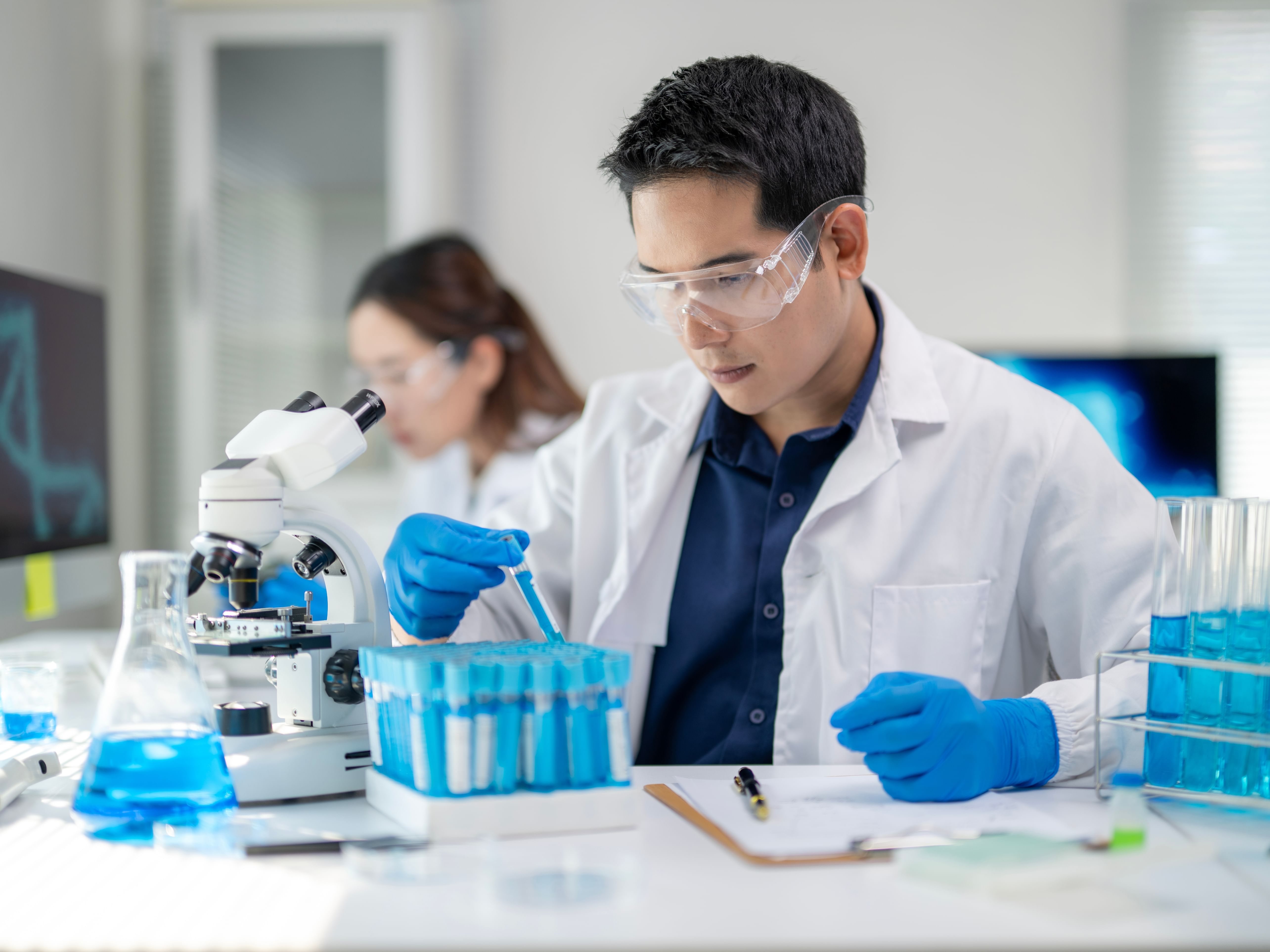 علماء صينيون يطورون علاجا جزيئا مبتكرا لعلاج السرطان بدقة