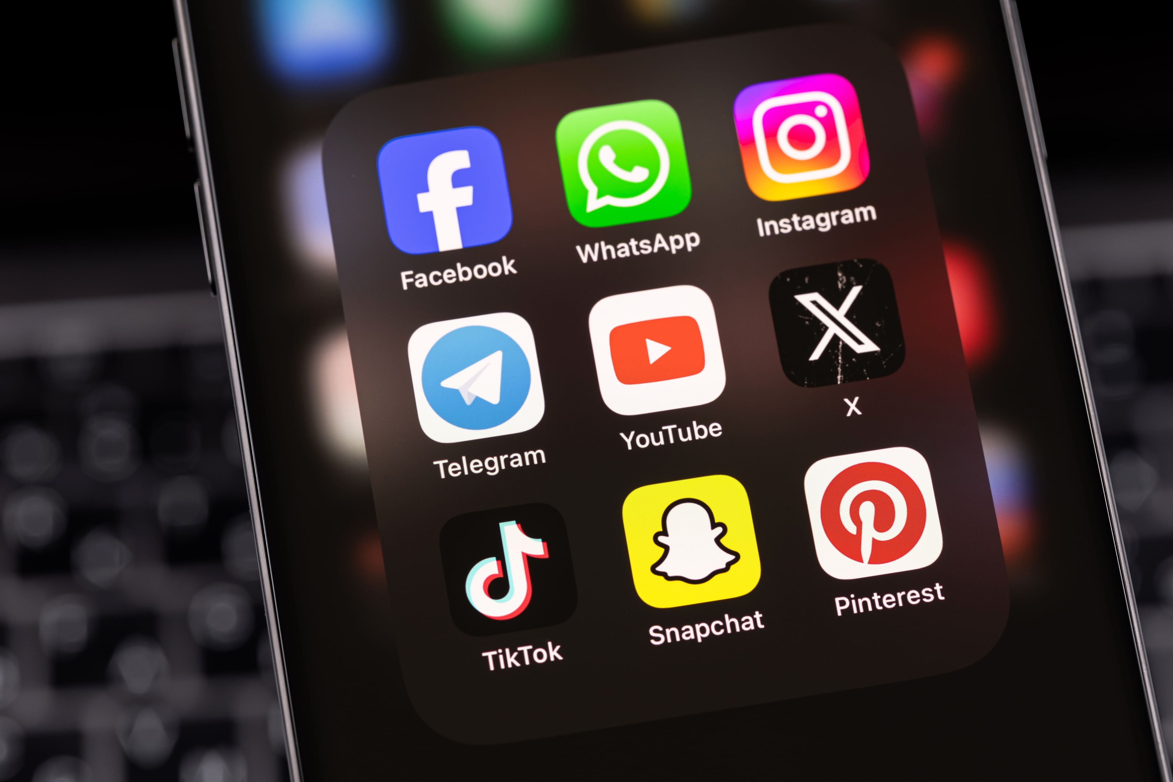 قيود في إندونيسيا على وسائل التواصل الاجتماعي لمن هم دون 16 عامًا